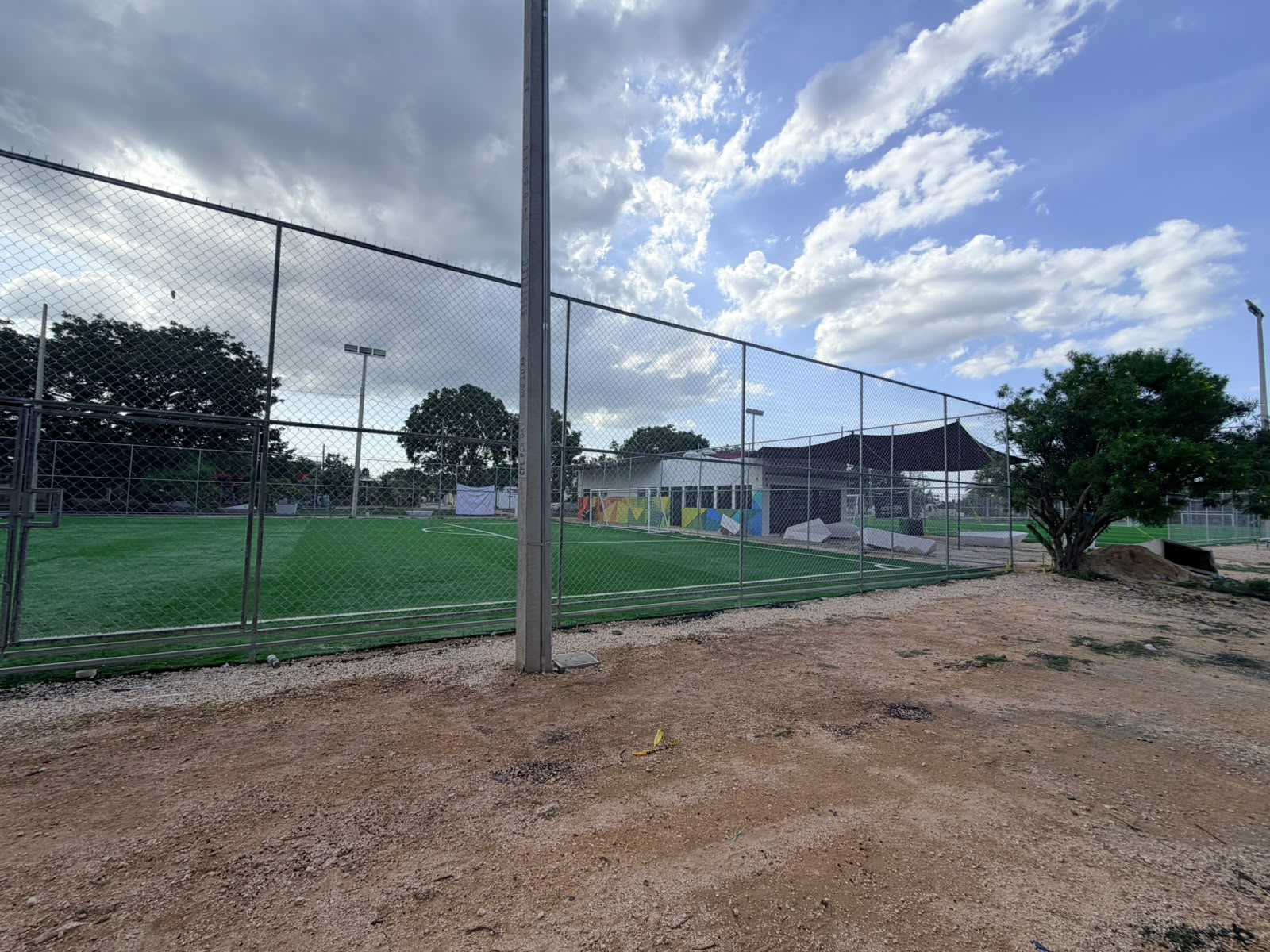 CONSTRUCCIÓN DE CANCHA DE FÚTBOL 7 EN MÉRIDA