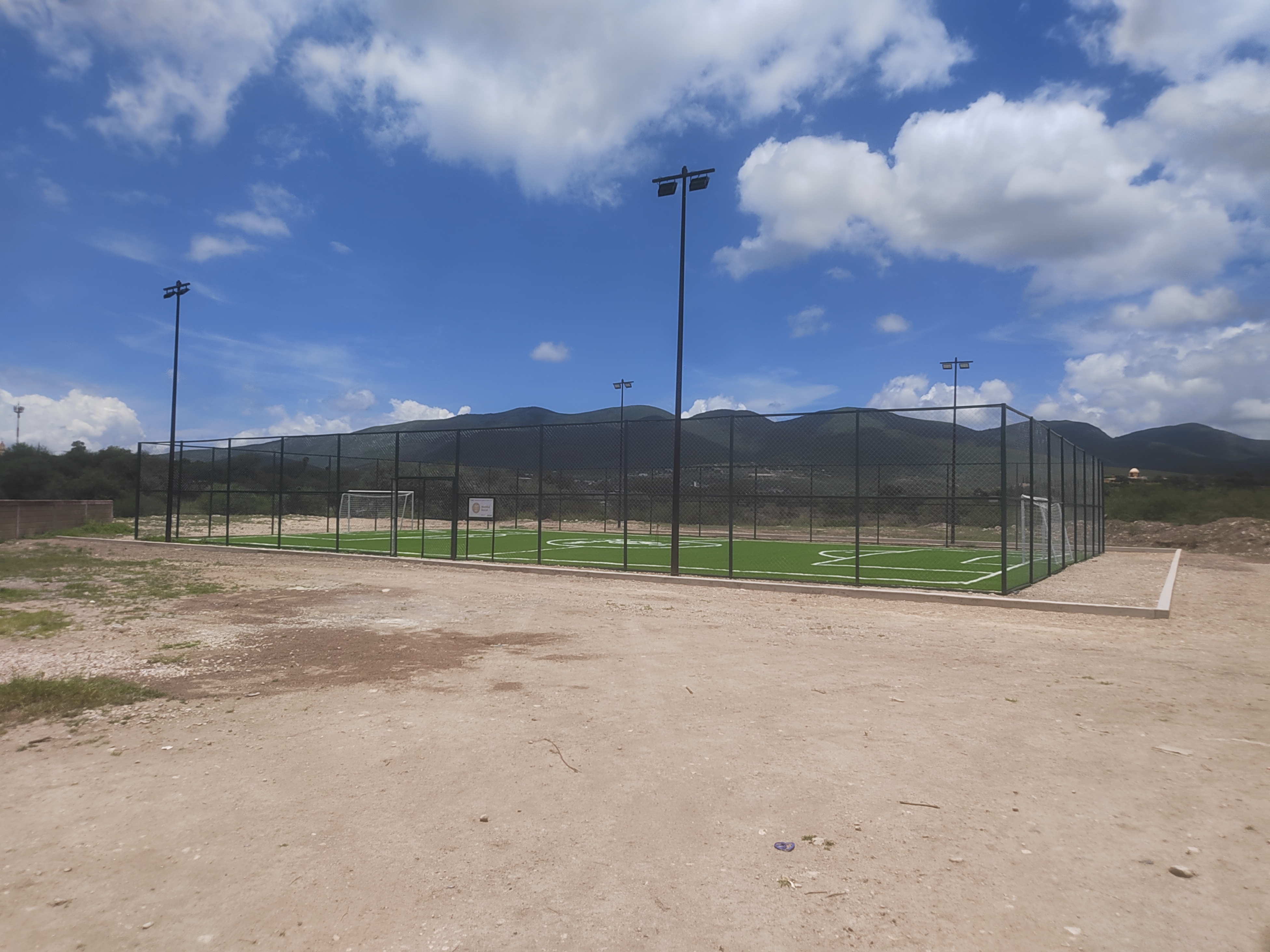 CONSTRUCCIÓN DE CANCHA DE FÚTBOL 5 EN ARROYO DE LAS BRUJAS EN CIUDAD DEL MAIZ