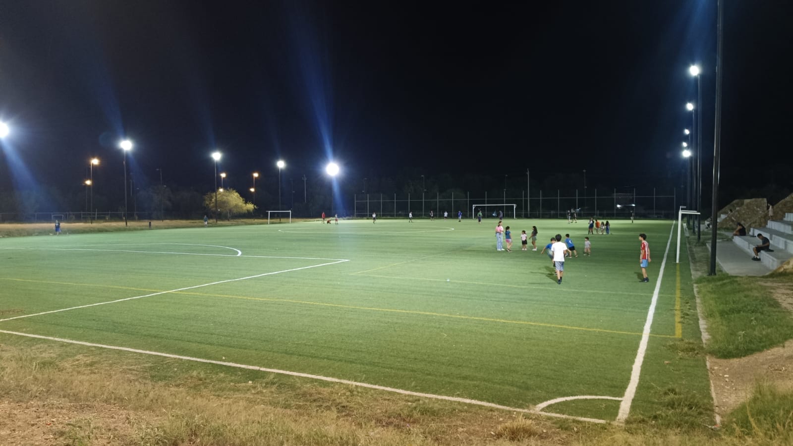REHABILITACIÓN DE CANCHA FÚTBOL 11 EN POLIDEPORTIVO PALAÚ EN MUZQUIZ