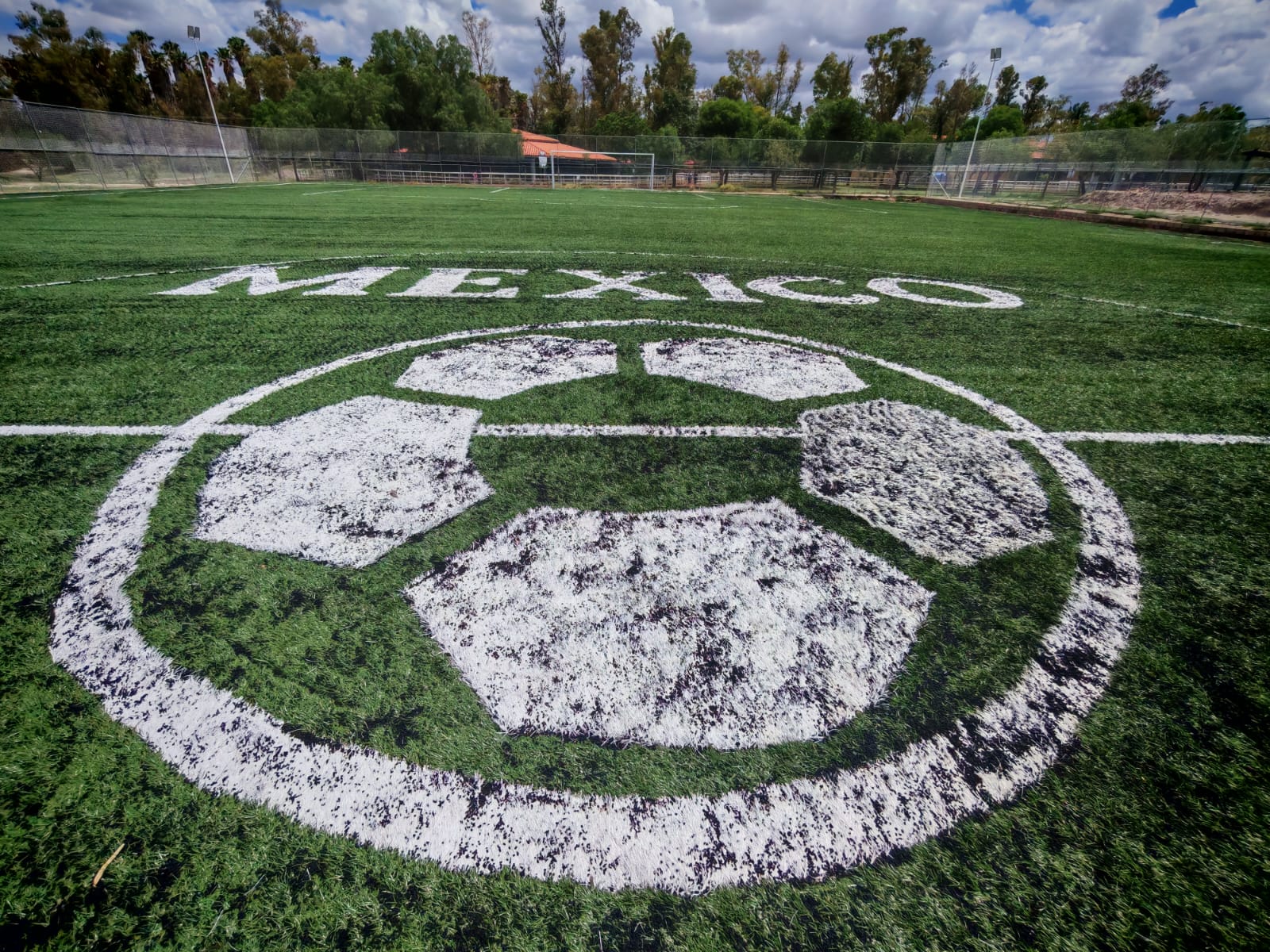 CONSTRUCCIÓN DE CANCHA FÚTBOL 11 EN PARQUE RODOLFO LANDEROS GALLEGOS EN AGUASCALIENTES