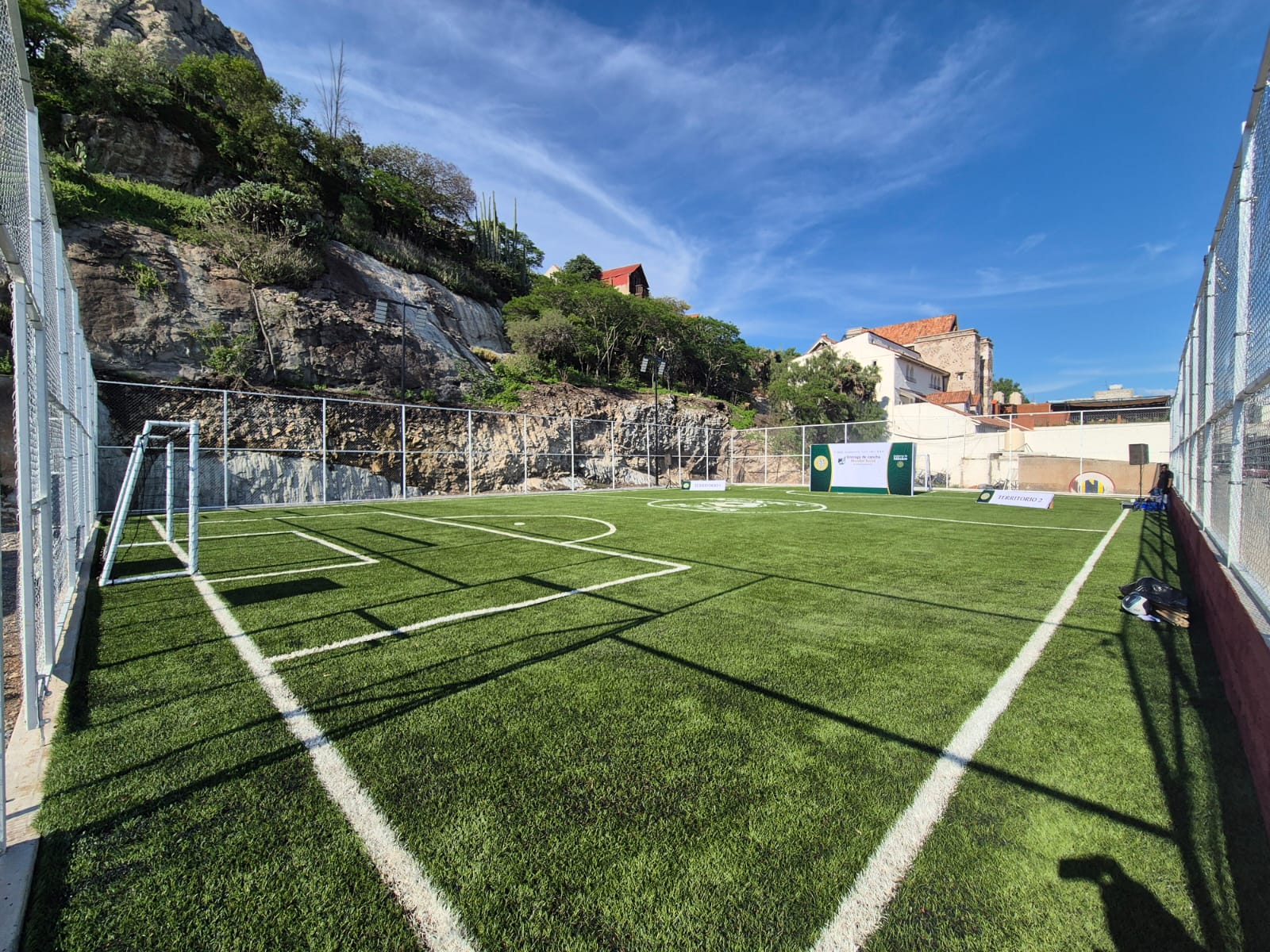CONSTRUCCIÓN DE CANCHA DE FÚTBOL 5 EN ESPACIO DEPORTIVO EN BERNAL EN EZEQUIEL MONTES