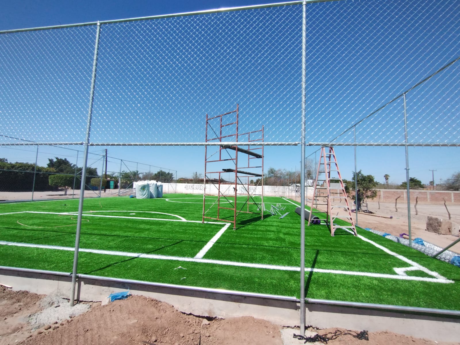 CONSTRUCCIÓN DE CANCHA FÚTBOL 5 EN PARQUE PUEBLO NUEVO EN COMONDÚ