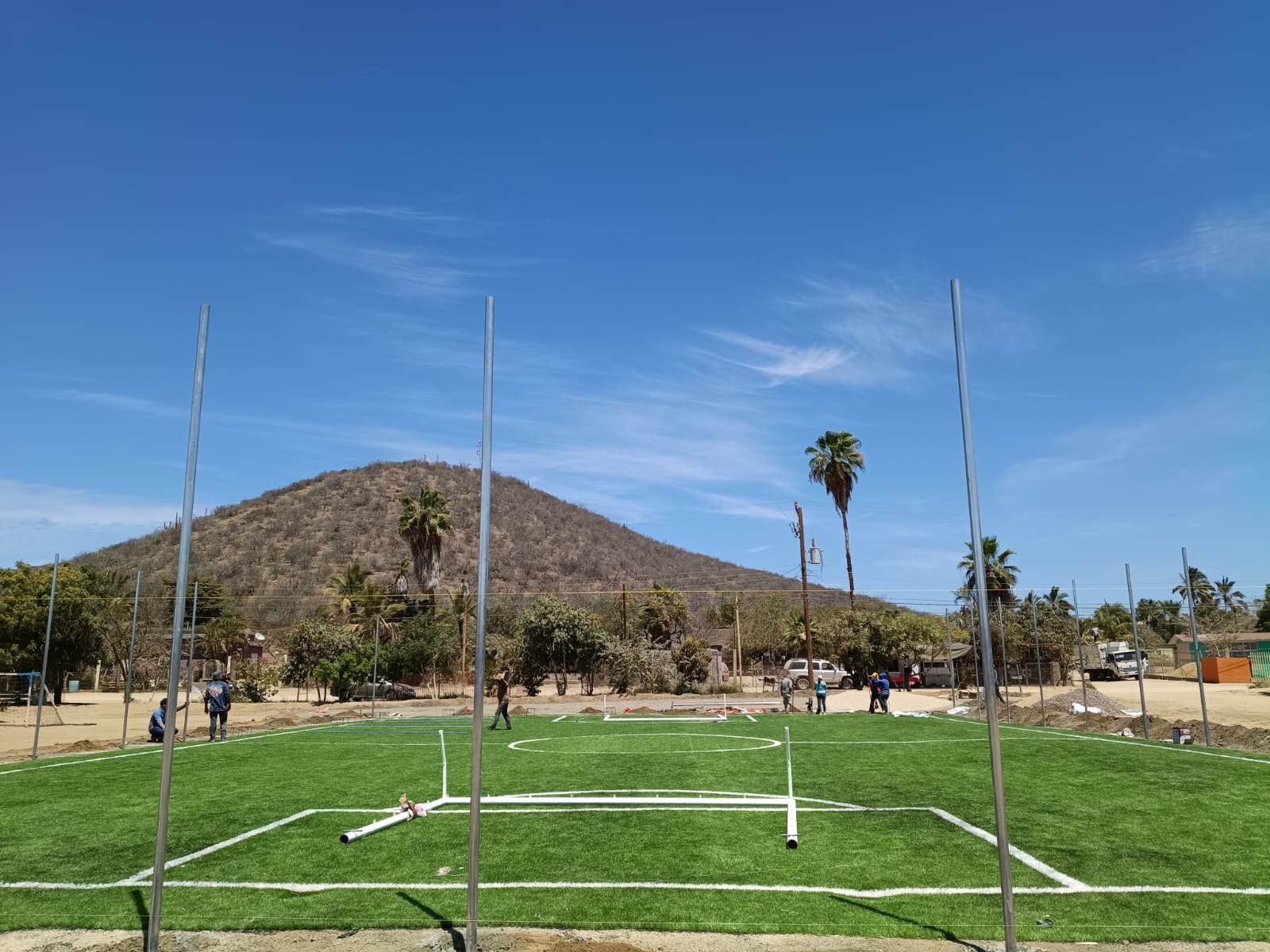 CONSTRUCCIÓN DE CANCHA FÚTBOL 5 EN PESCADERO EN LA PAZ