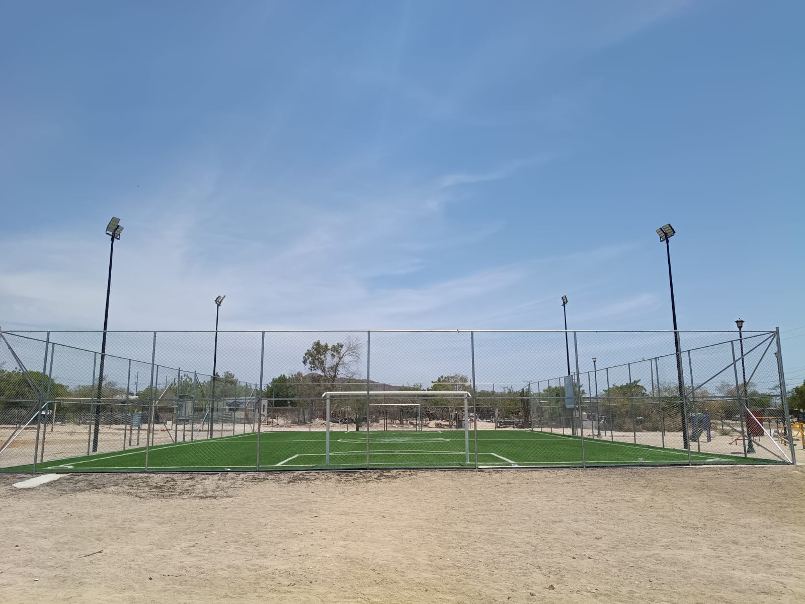 CONSTRUCCIÓN DE CANCHA FÚTBOL 5 EN CAMPO LAGUNA AZUL EN LA PAZ