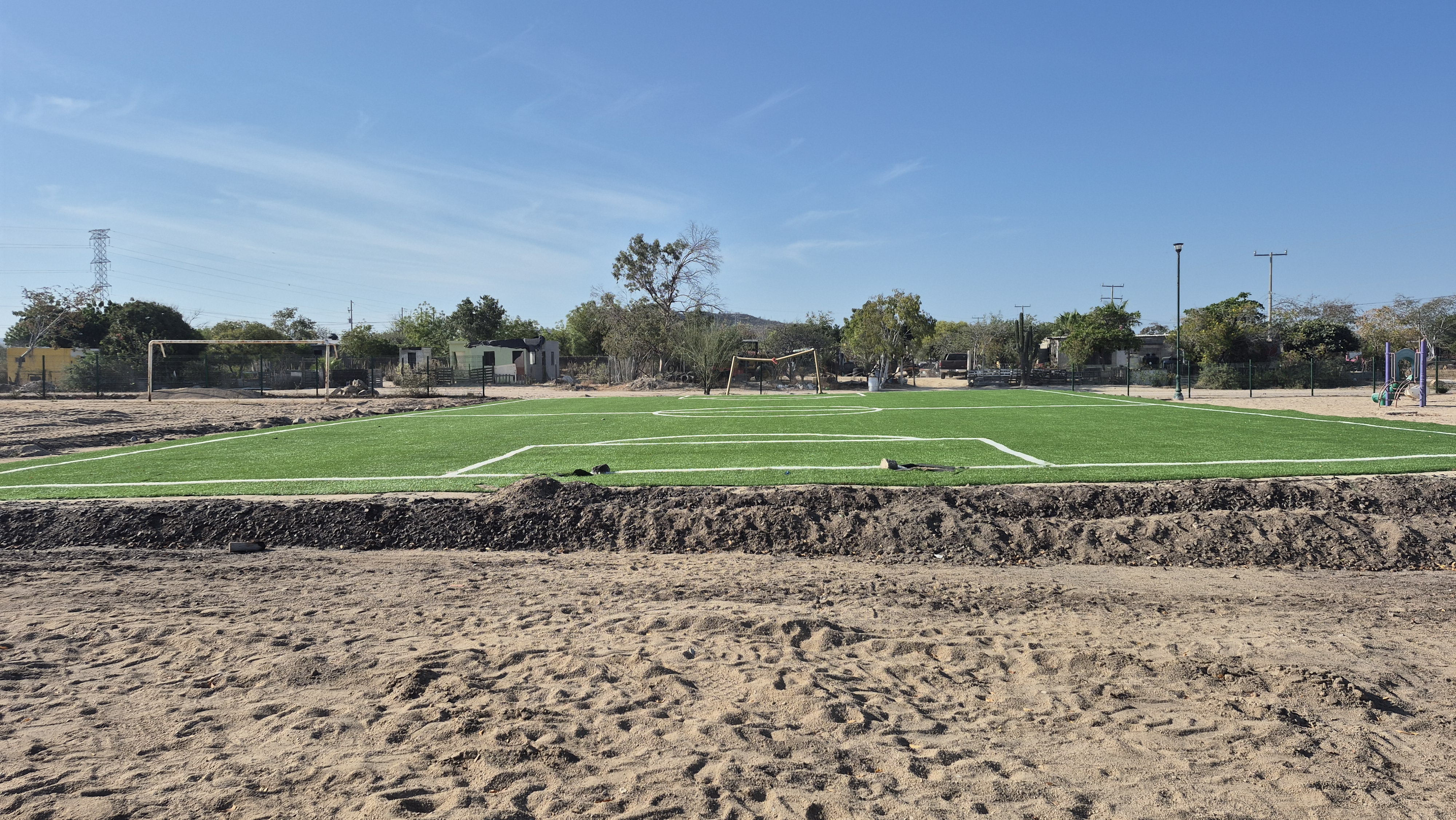 CONSTRUCCIÓN DE CANCHA FÚTBOL 5 EN CAMPO LAGUNA AZUL EN LA PAZ
