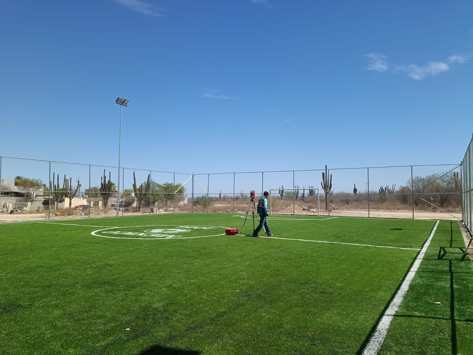CONSTRUCCIÓN DE CANCHA FÚTBOL 5 EN OLAS ALTAS EN LA PAZ