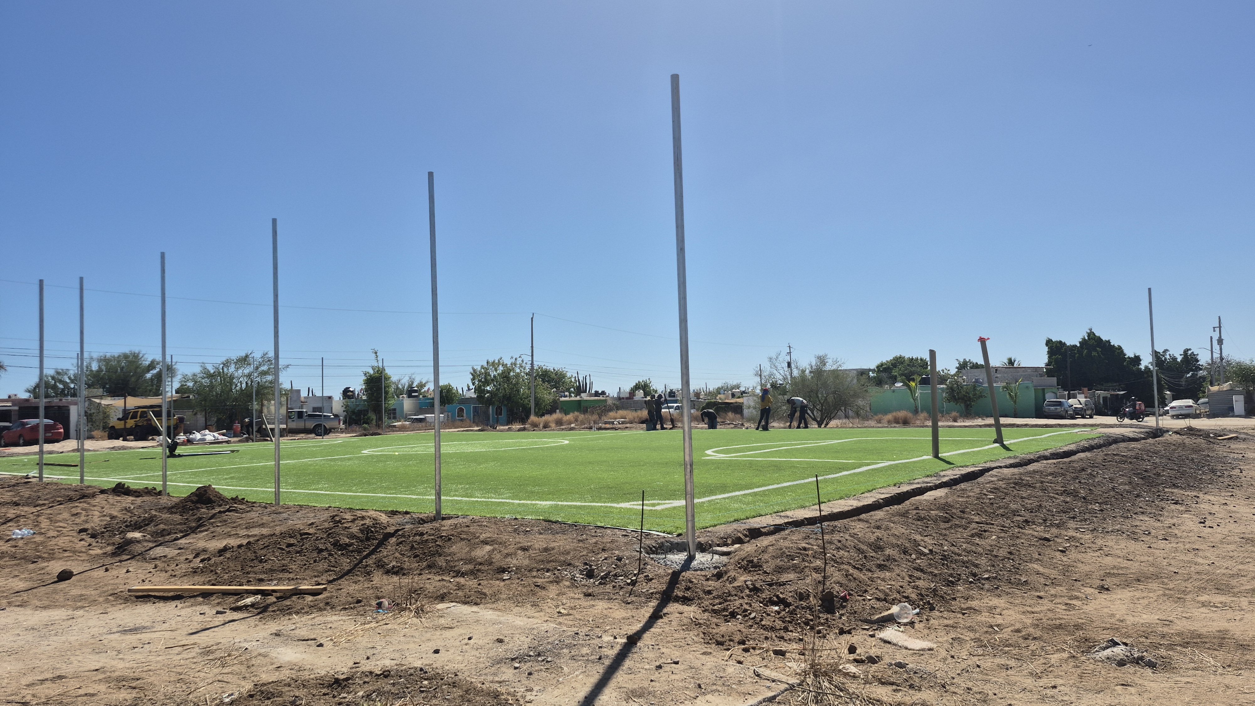 CONSTRUCCIÓN DE CANCHA FÚTBOL 5 EN OLAS ALTAS EN LA PAZ