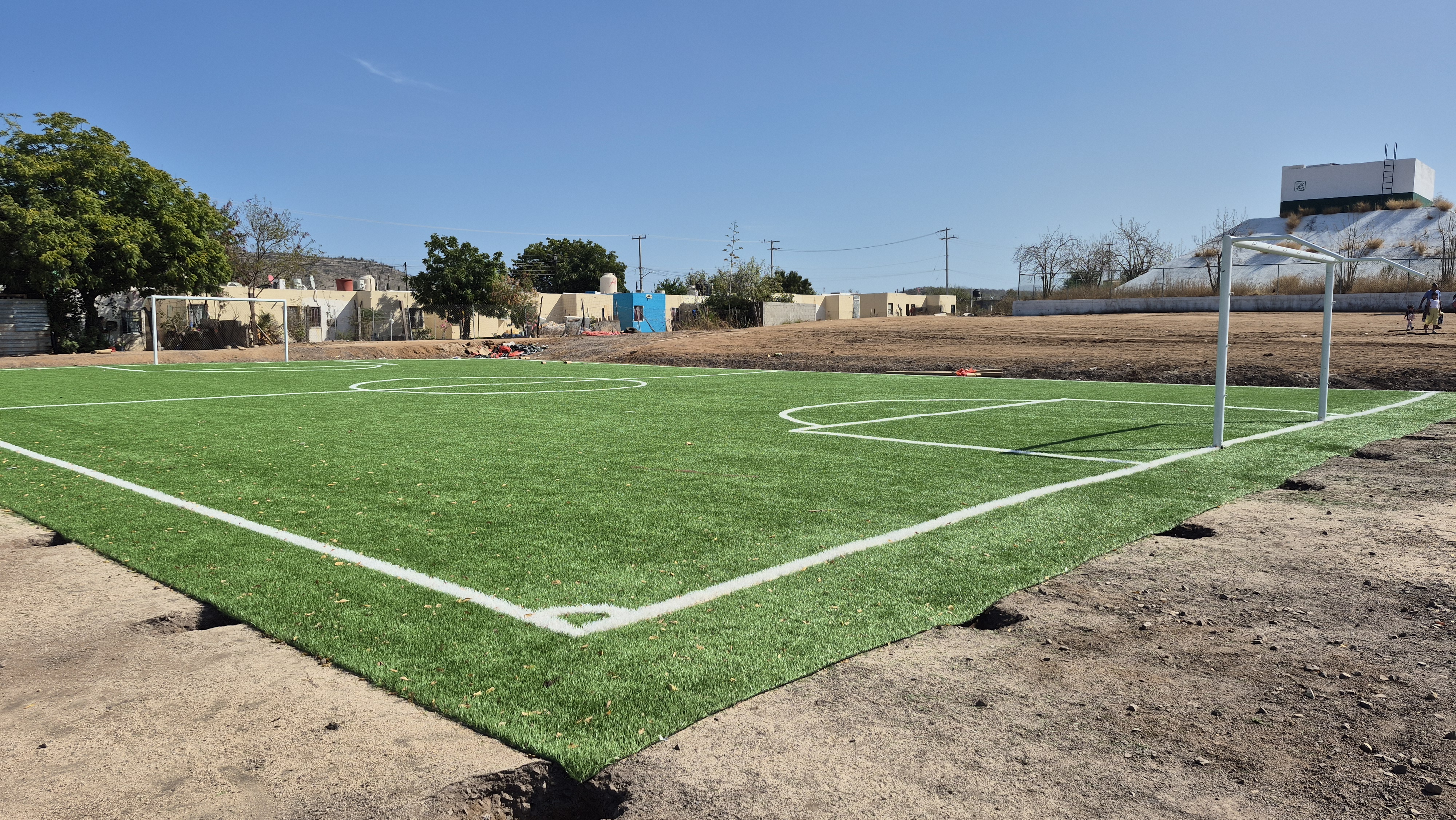 CONSTRUCCIÓN DE CANCHA FÚTBOL 5 EN COLA DE BALLENA EN LA PAZ