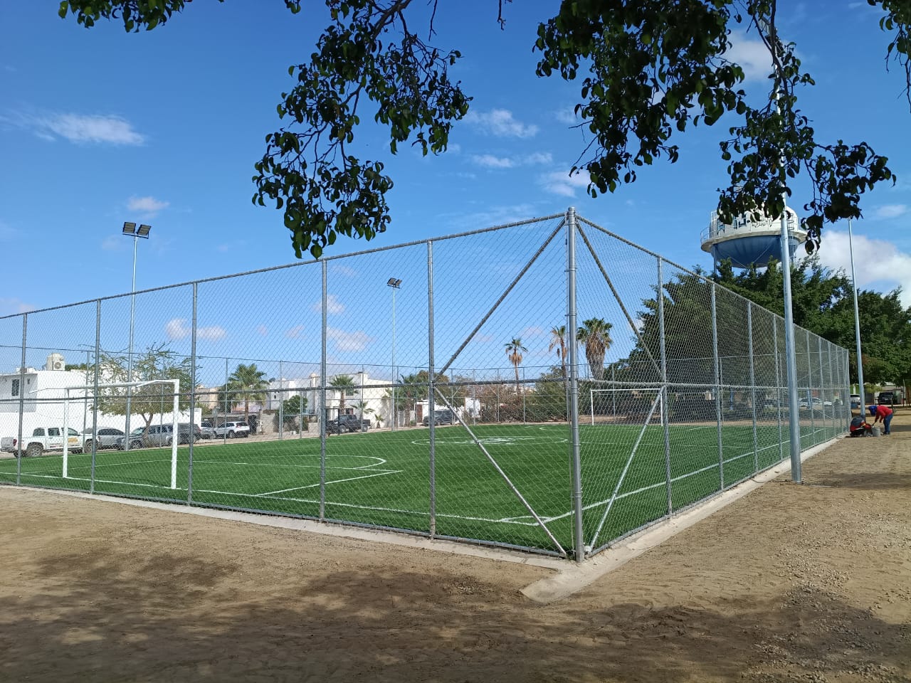 CONSTRUCCIÓN DE CANCHA FÚTBOL 5 EN PARQUE TANQUE ELEVADO VILLAS DE CORTÉS EN LOS CABOS