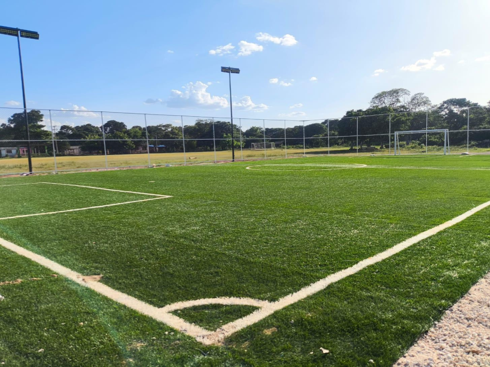CONSTRUCCIÓN DE CANCHA DE FÚTBOL 5 EN LA CANCHA DEPORTIVA SUC TUC EN HOPELCHÉN