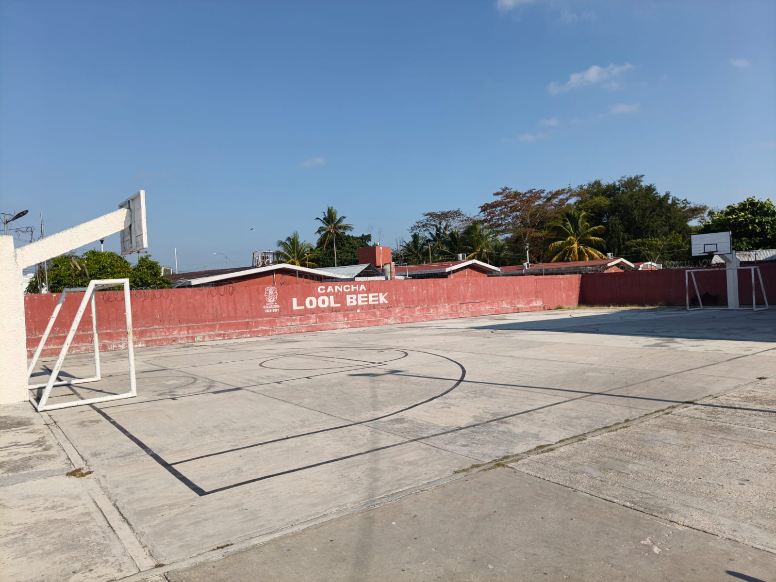 REHABILITACIÓN DE MULTICANCHA EN EL CENTRO DEPORTIVO LOOL BEEK EN ESCÁRCEGA