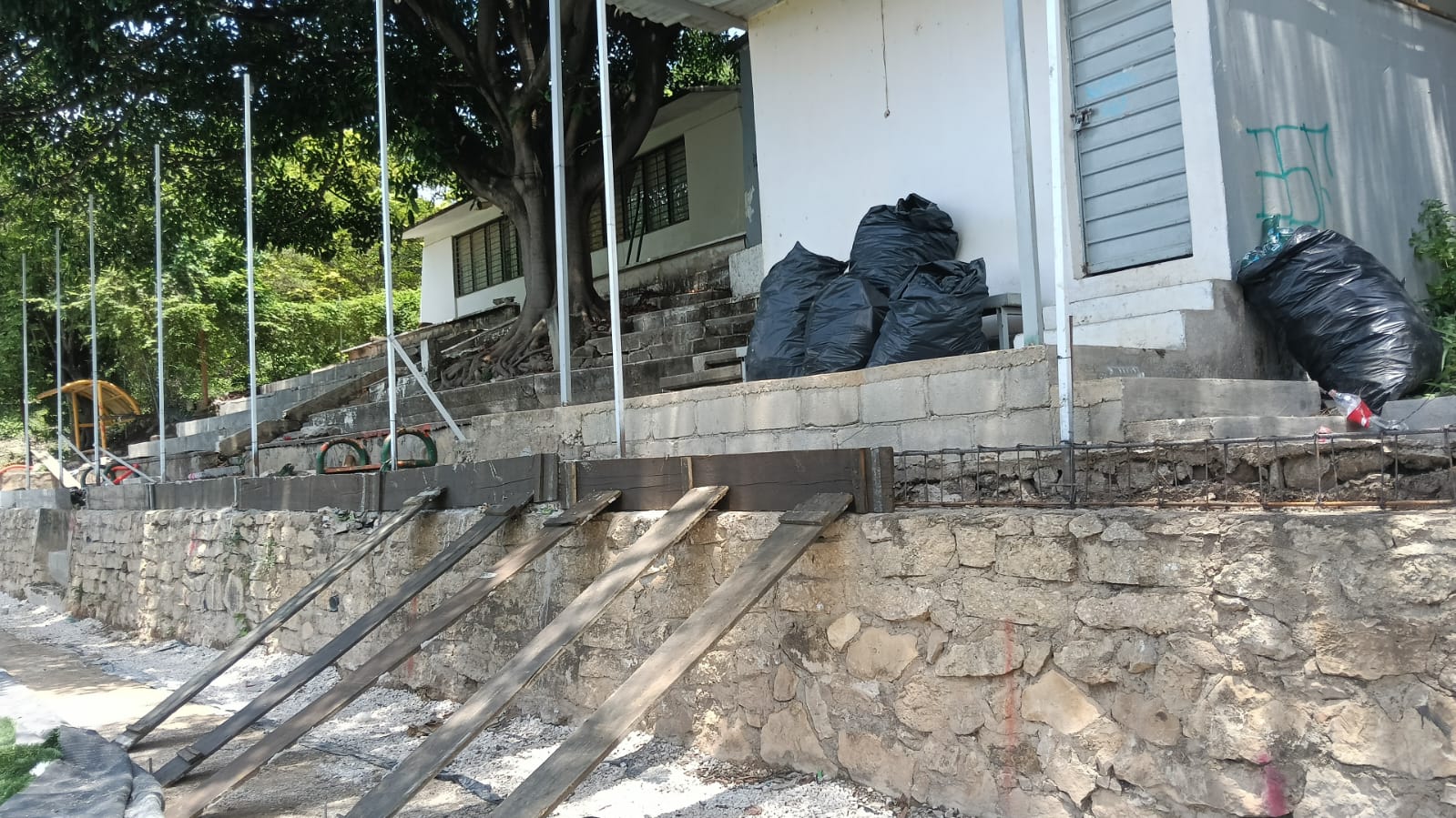 CONSTRUCCIÓN DE CANCHA DE FÚTBOL 5 EN LA CANCHA DE LA COLONIA CERRO HUECO EN TUXTLA GUTIÉRREZ