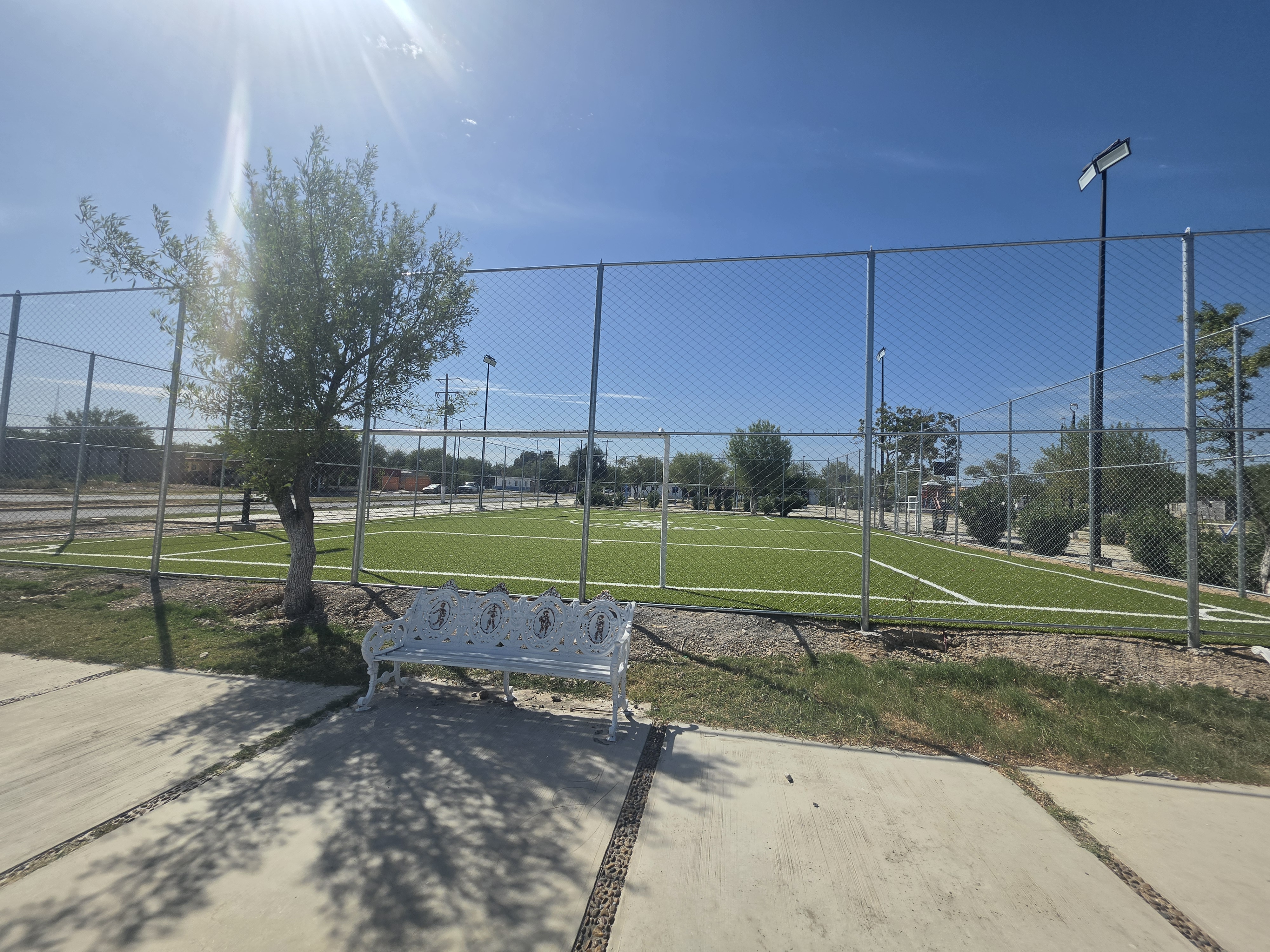 CONSTRUCCIÓN DE CANCHA DE FÚTBOL 5 EN PLAZA RUIZ CORTINES EN GUERRERO