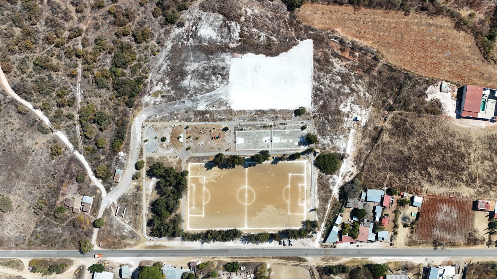 CONSTRUCCIÓN DE CANCHA FÚTBOL 5 EN UNIDAD DEPORTIVA EN SANTO TOMÁS TAMAZULAPAN