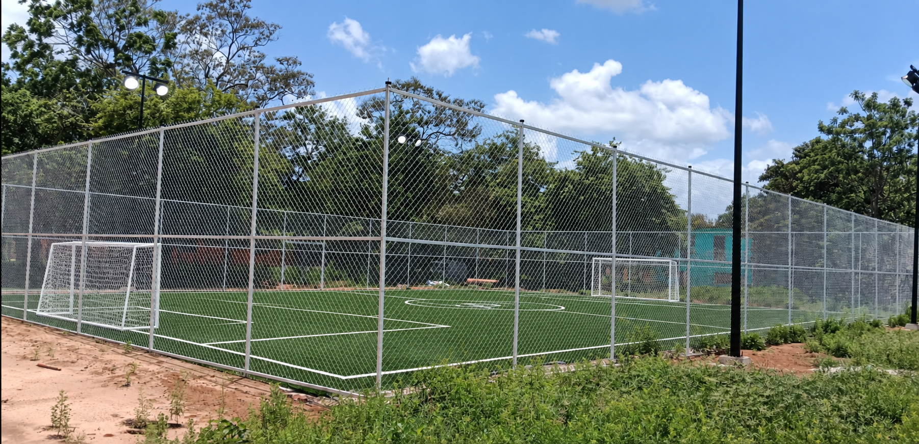 CONSTRUCCIÓN DE CANCHA DE FÚTBOL 5 EN EL CAMPO DE CHACAMAX EN LA LIBERTAD