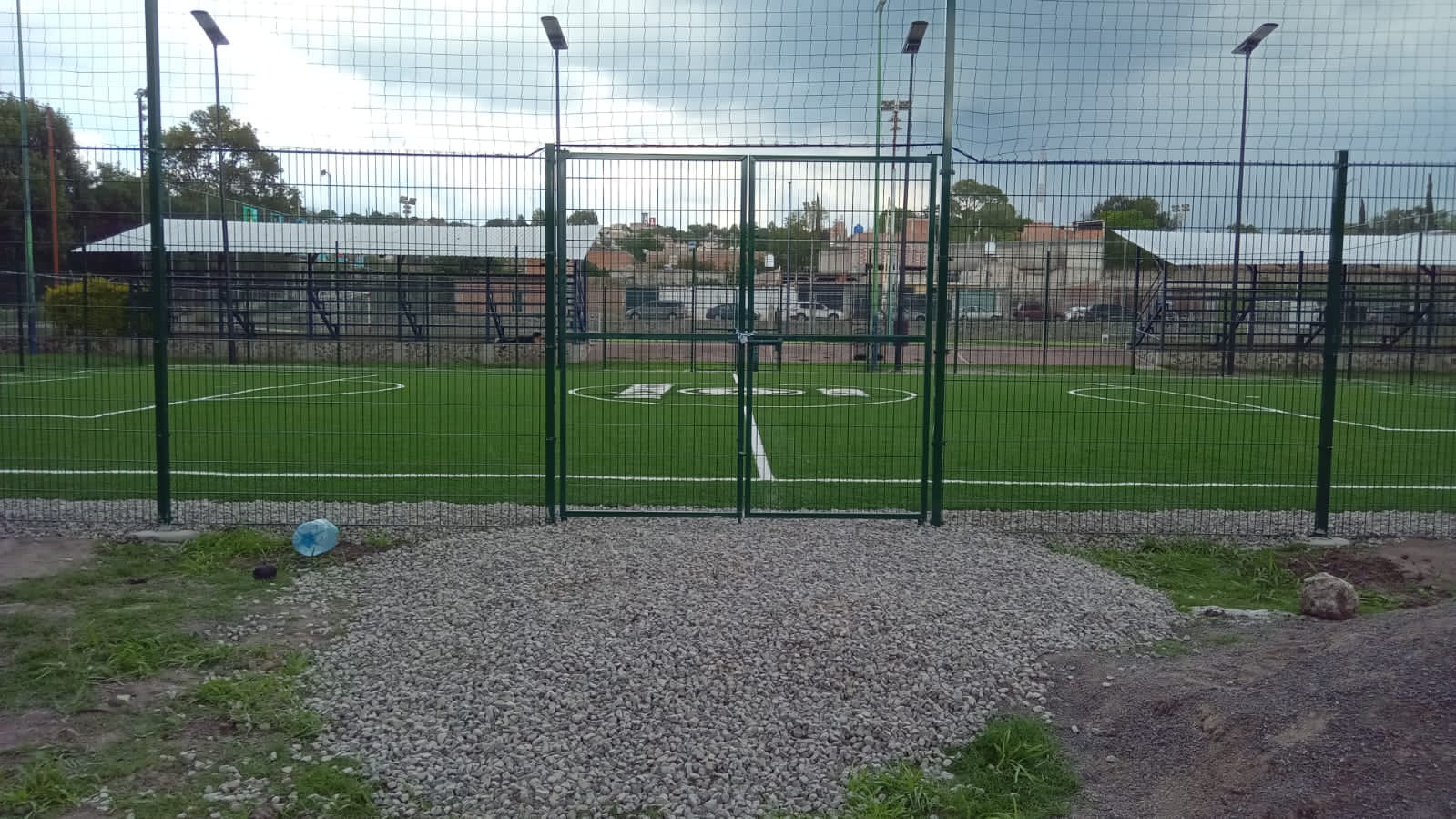 CONSTRUCCIÓN DE CANCHA DE FÚTBOL 5 EN UNIDAD DEPORTIVA JERÉCUARO