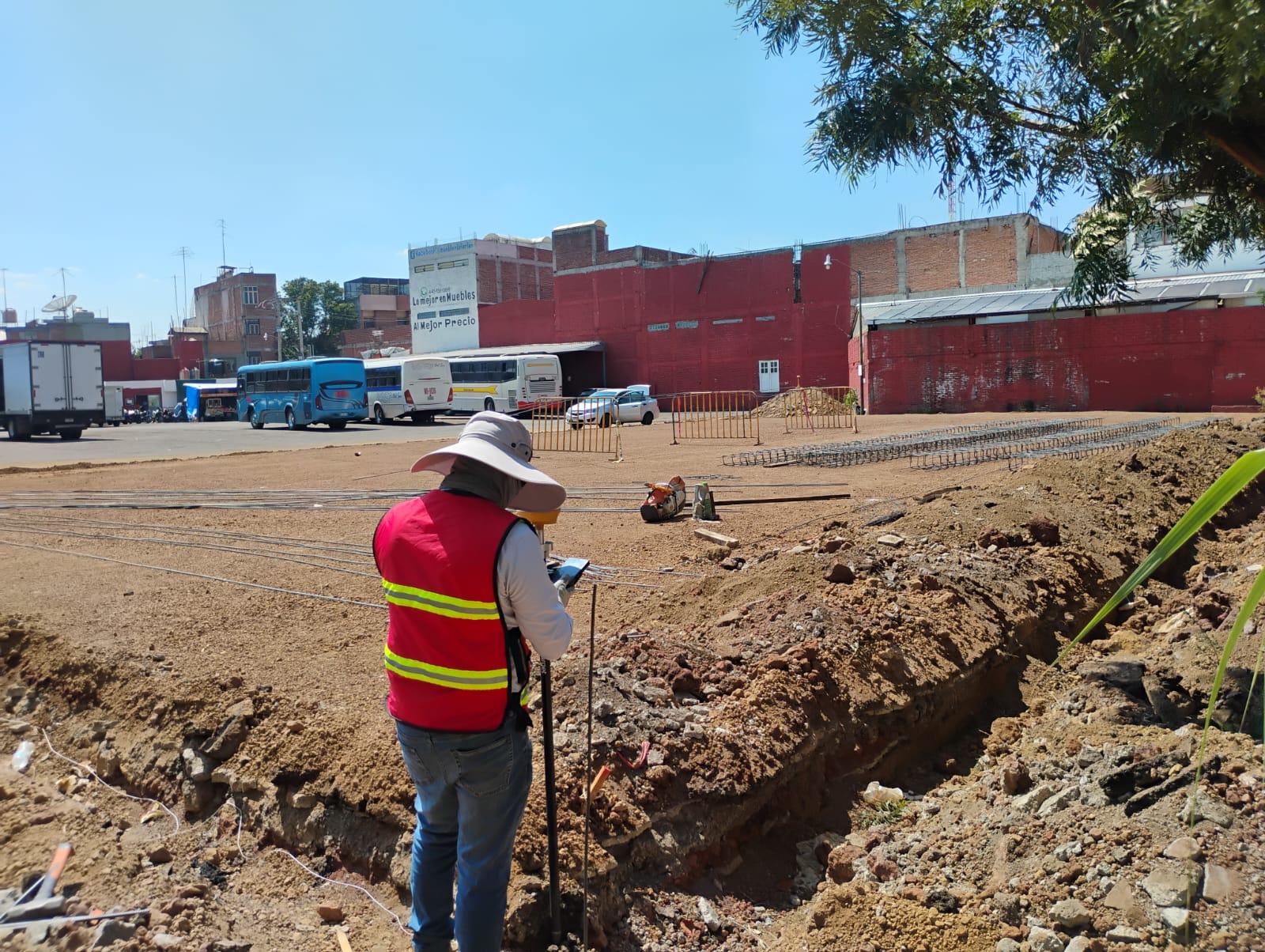 CONSTRUCCIÓN DE CANCHA DE FÚTBOL 5 EN ESTACIÓNAMIENTO DEL AYUNTAMIENTO EN MOROLEÓN