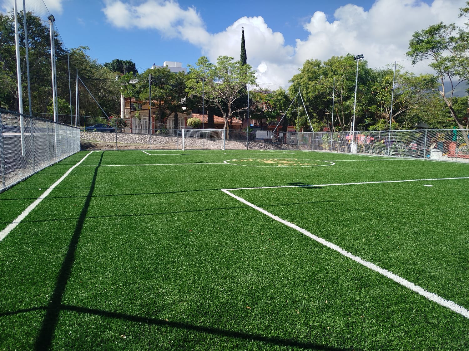 CONSTRUCCIÓN DE CANCHA FÚTBOL 5 EN PARQUE DEPORTIVO 20 DE NOVIEMBRE EN CHILPANCINGO DE LOS BRAVO
