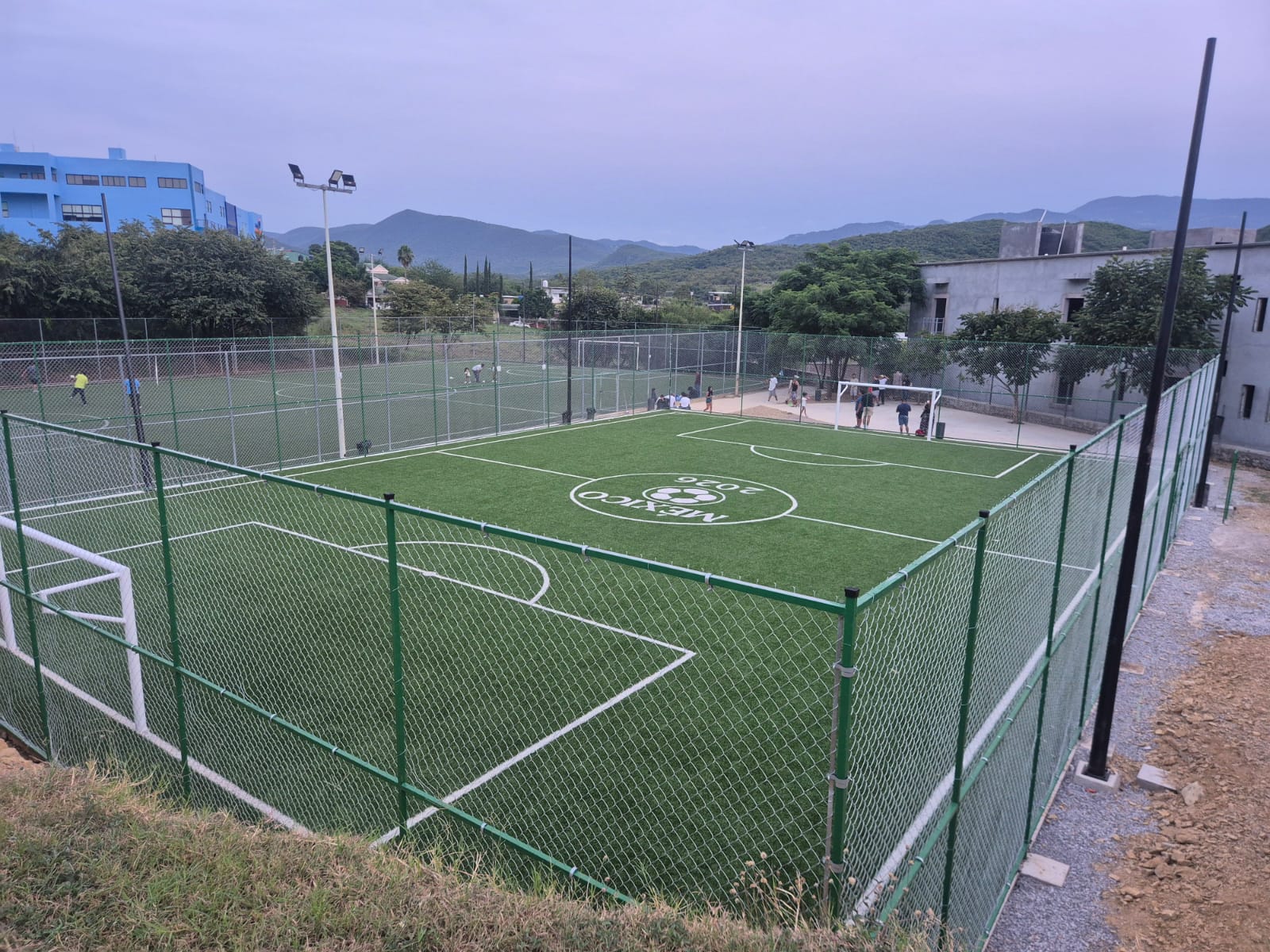 CONSTRUCCIÓN DE CANCHA DE FÚTBOL 5 EN EL COCO EN JALPAN DE SERRA