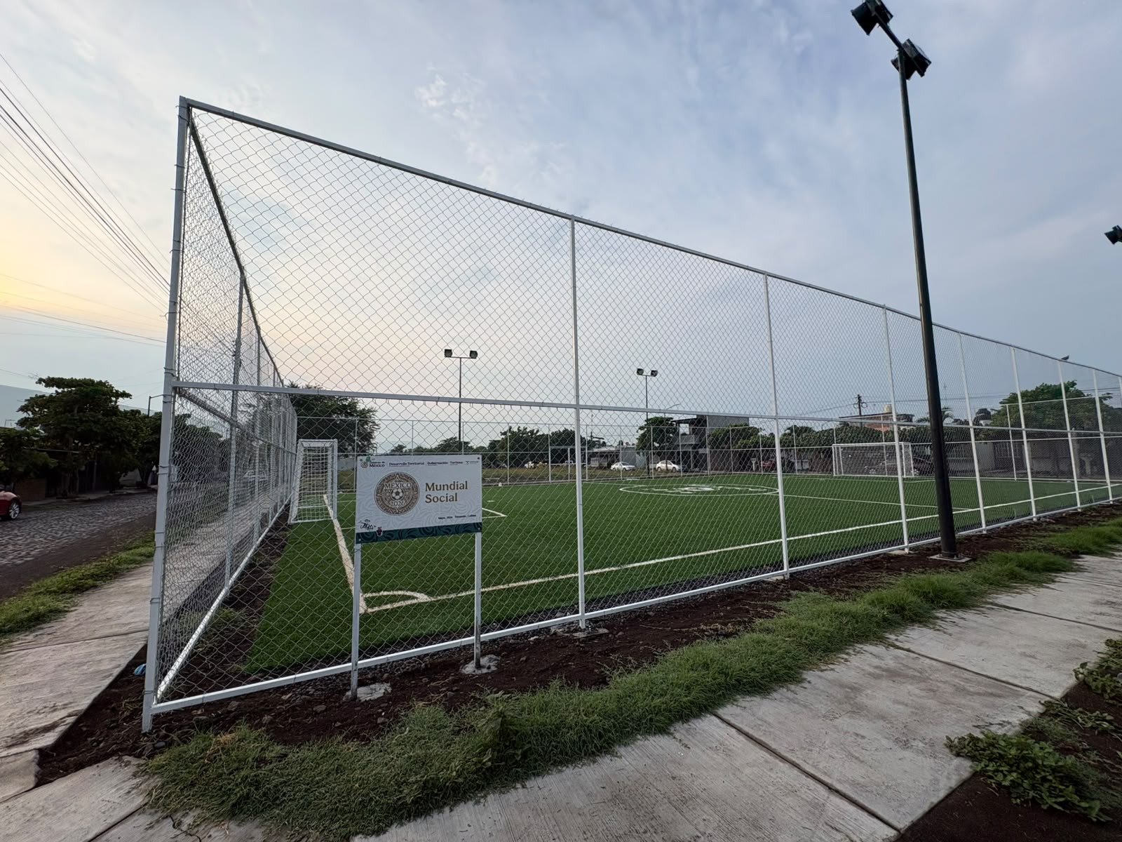 CONSTRUCCIÓN DE CANCHA FÚTBOL 5 EN FRACCIONAMIENTO REAL DEL BOSQUE EN TECOMÁN