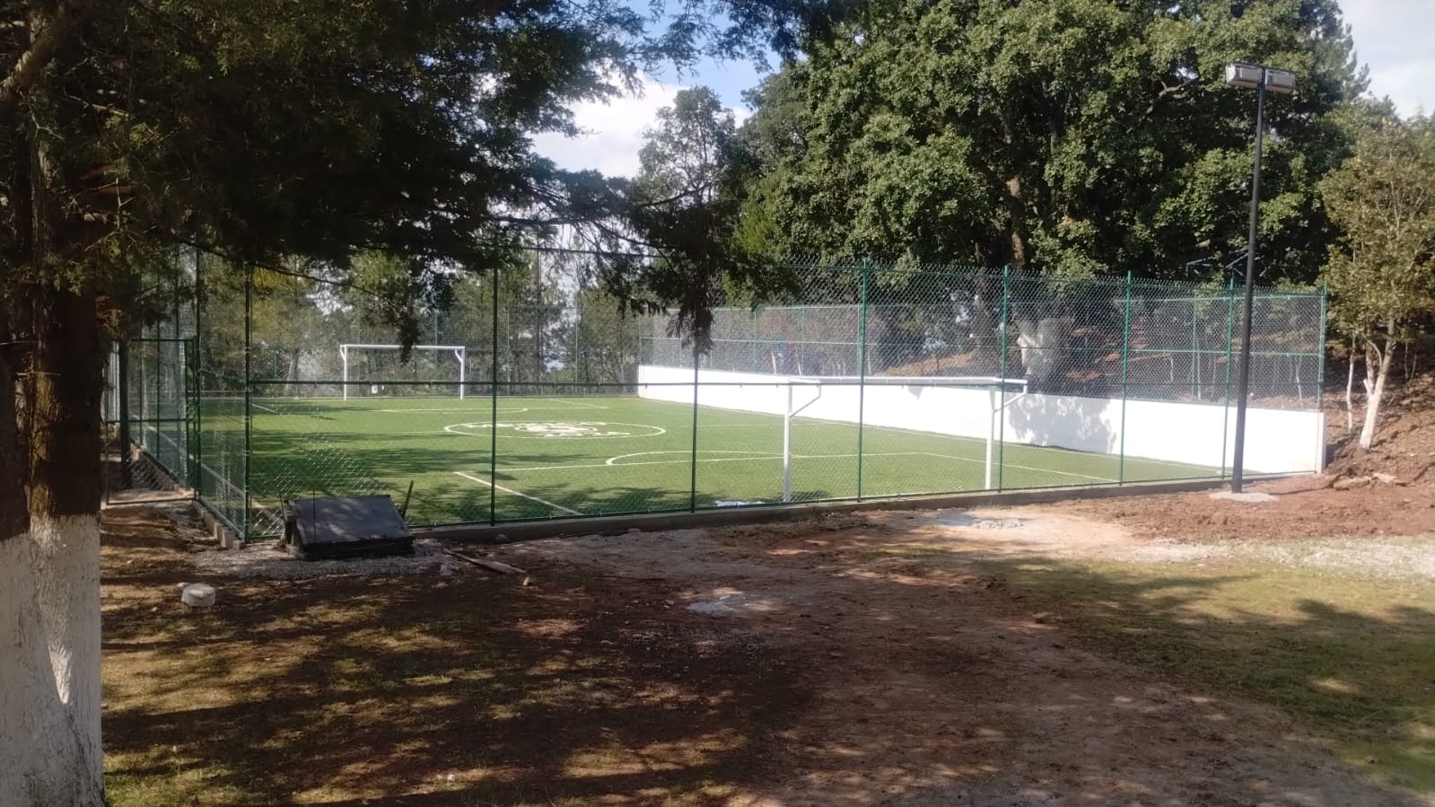 CONSTRUCCIÓN DE CANCHA DE FÚTBOL 5 EN UNIDAD DEPORTIVA MANUEL GÓMEZ MORÍN EN AMEALCO DE BONFIL