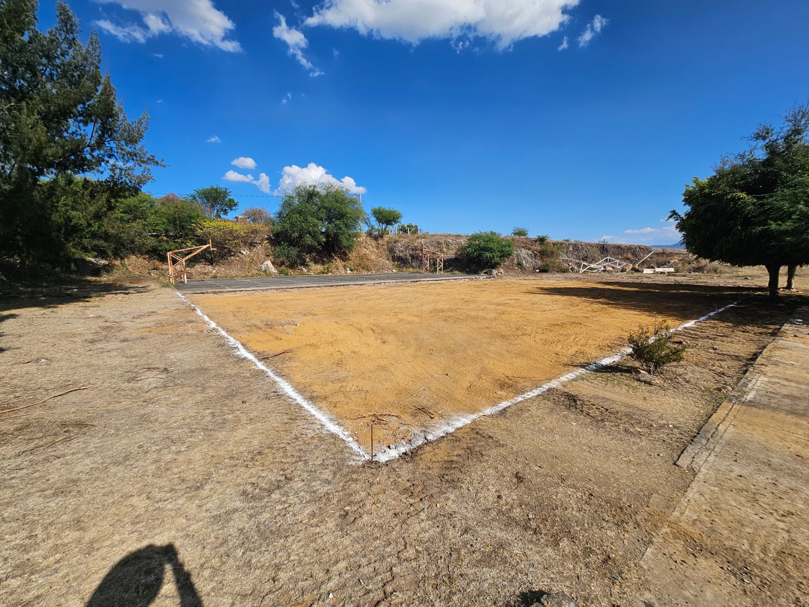 CONSTRUCCIÓN DE CANCHA FÚTBOL 5 EN LA UNIDAD DEPORTIVA LA NOPALERA EN HUANDACAREO