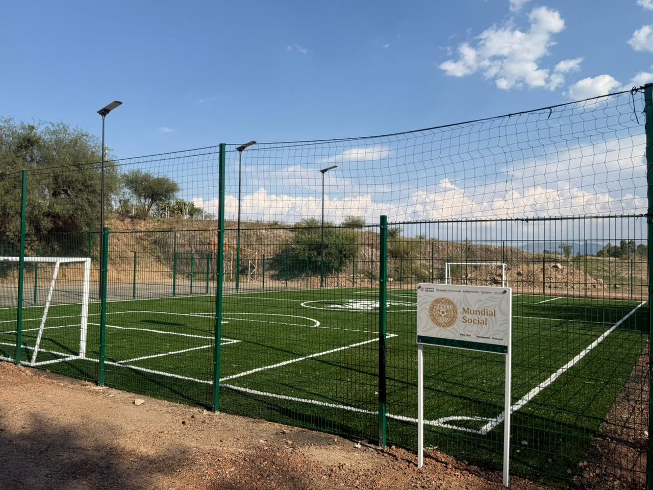 CONSTRUCCIÓN DE CANCHA FÚTBOL 5 EN LA UNIDAD DEPORTIVA LA NOPALERA EN HUANDACAREO