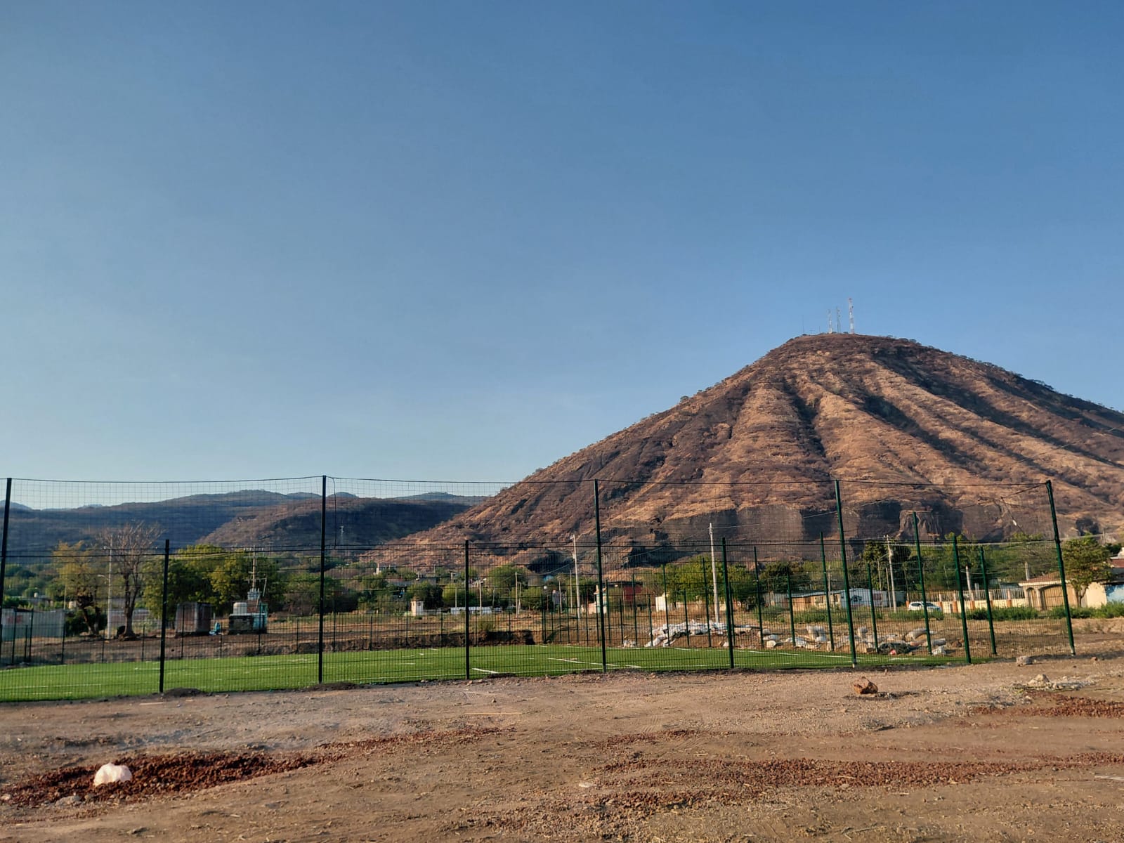 CONSTRUCCIÓN DE CANCHA FÚTBOL 5 EN EL FRACCIONAMIENTO EL REY EN APATZINGÁN