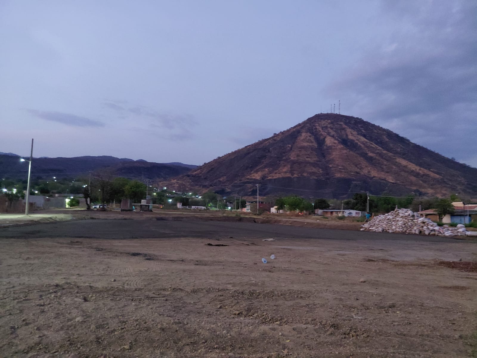 CONSTRUCCIÓN DE CANCHA FÚTBOL 5 EN EL FRACCIONAMIENTO EL REY EN APATZINGÁN
