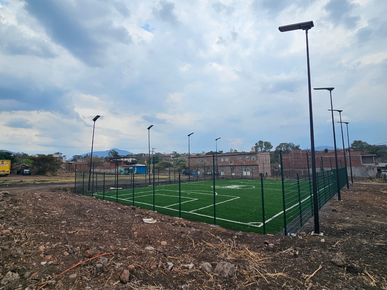 CONSTRUCCIÓN DE CANCHA FÚTBOL 5 EN FRACCIONAMIENTO LINDA VISTA EN TANGAMANDAPIO