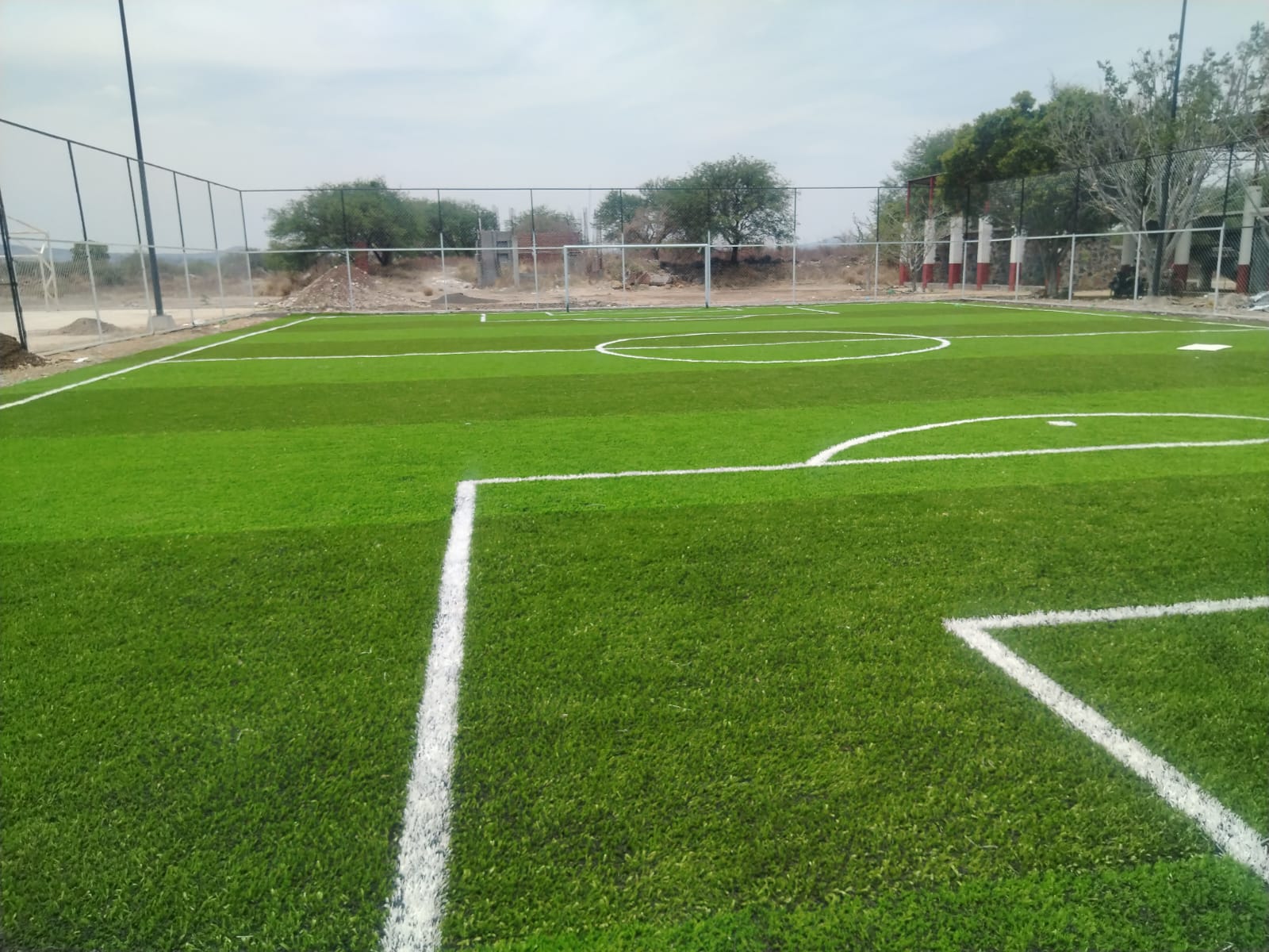 CONSTRUCCIÓN DE CANCHA FÚTBOL 5 EN LAS PEÑAS EN CUITZEO