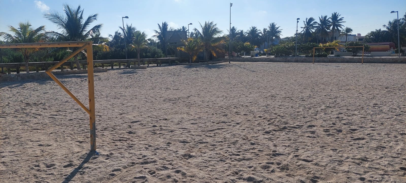 REHABILITACIÓN DE CANCHA DE FÚTBOL 7 ARENA DEL PARQUE DE PLAYA EN EL MALECÓN EN PROGRESO