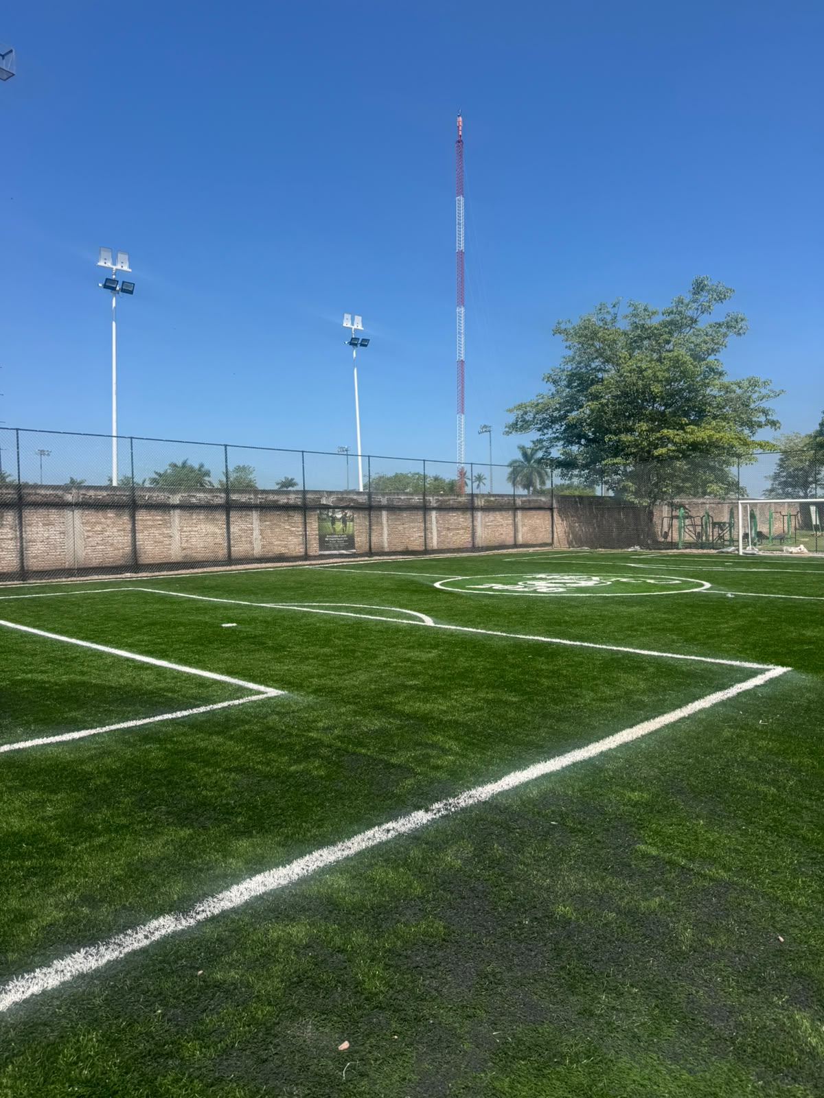 CONSTRUCCIÓN DE CANCHA FÚTBOL 5 EN UNIDAD DEPORTIVA BENITO JUÁREZ EN TECUALA