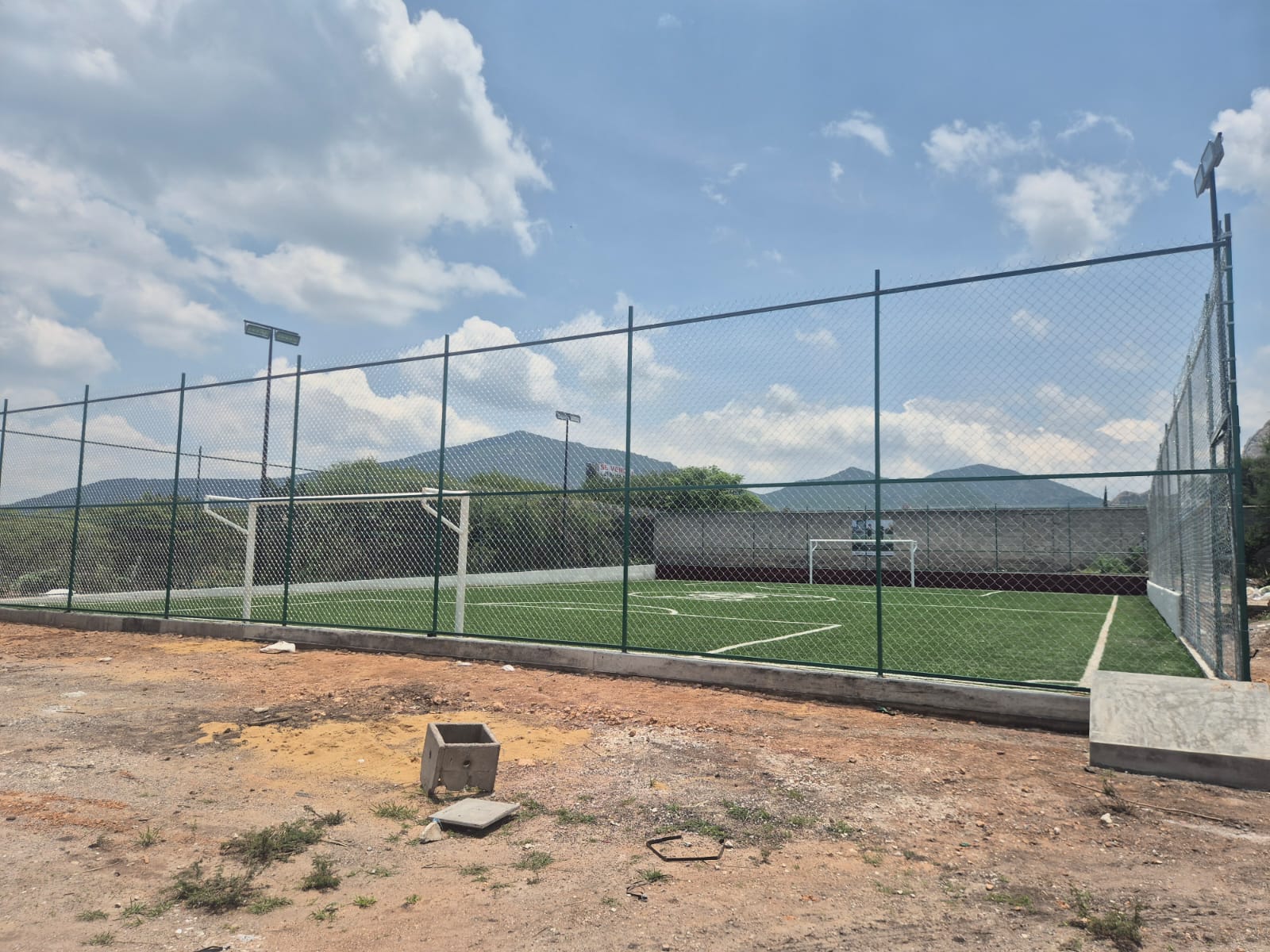 CONSTRUCCIÓN DE CANCHA DE FÚTBOL 5 EN BERNAL EN EZEQUIEL MONTES