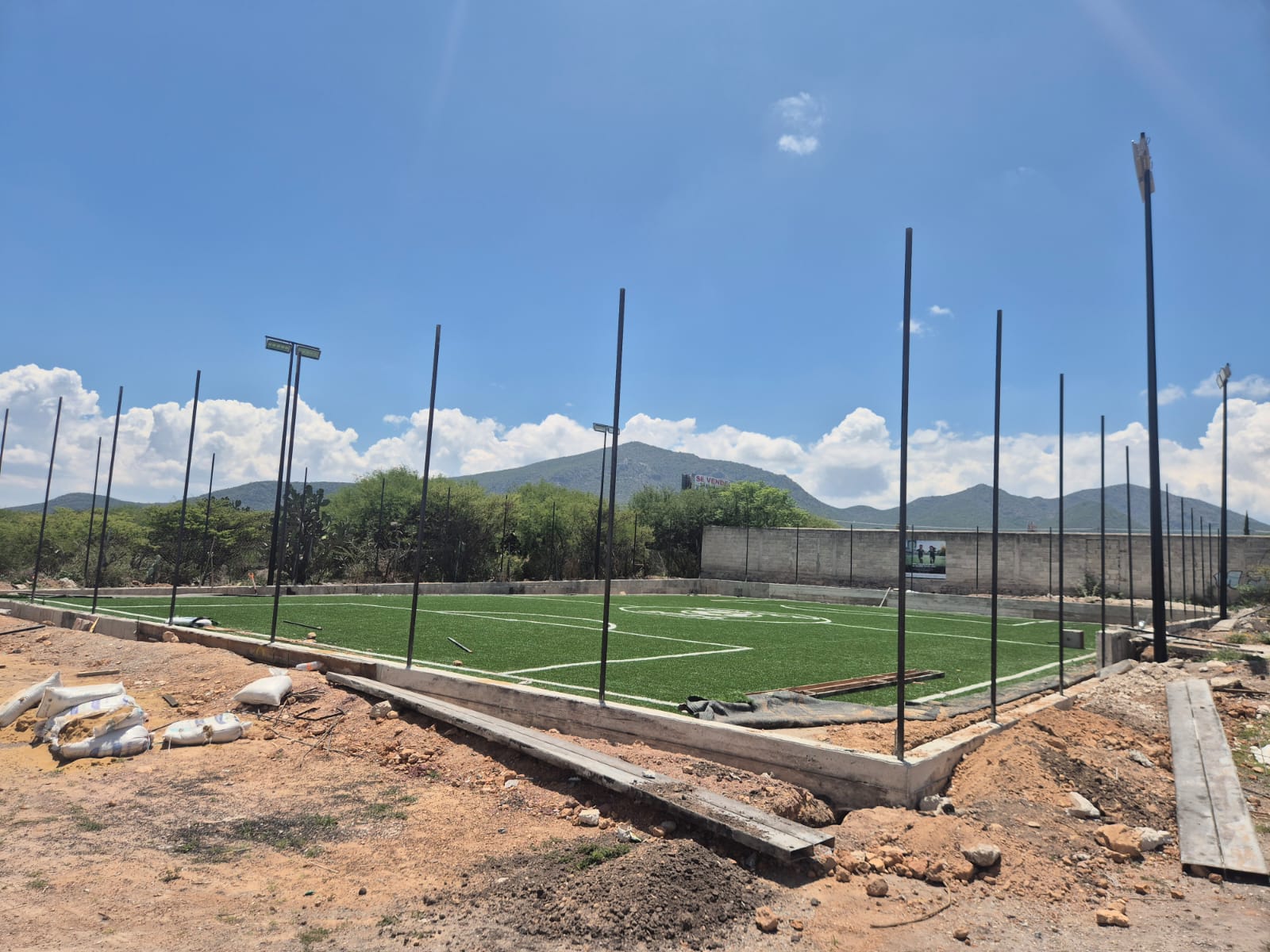 CONSTRUCCIÓN DE CANCHA DE FÚTBOL 5 EN BERNAL EN EZEQUIEL MONTES