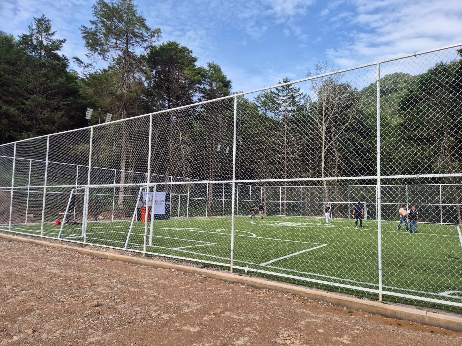 CONSTRUCCIÓN DE CANCHA DE FÚTBOL 5 EN EL LLANO EN PINAL DE AMOLES