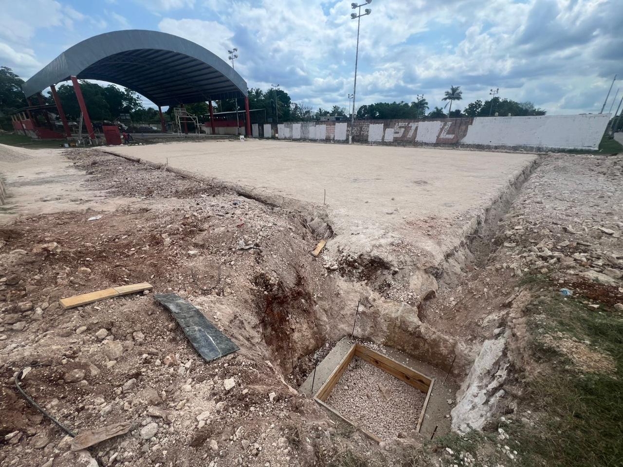 CONSTRUCCIÓN DE CANCHA DE FÚTBOL 5 EN LA CANCHA LEÓNA VICARIO EN FELIPE CARRILLO PUERTO