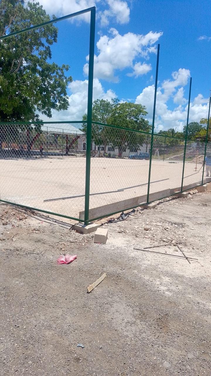 CONSTRUCCIÓN DE CANCHA DE FÚTBOL 5 EN LA CANCHA TRES REYES EN FELIPE CARRILLO PUERTO