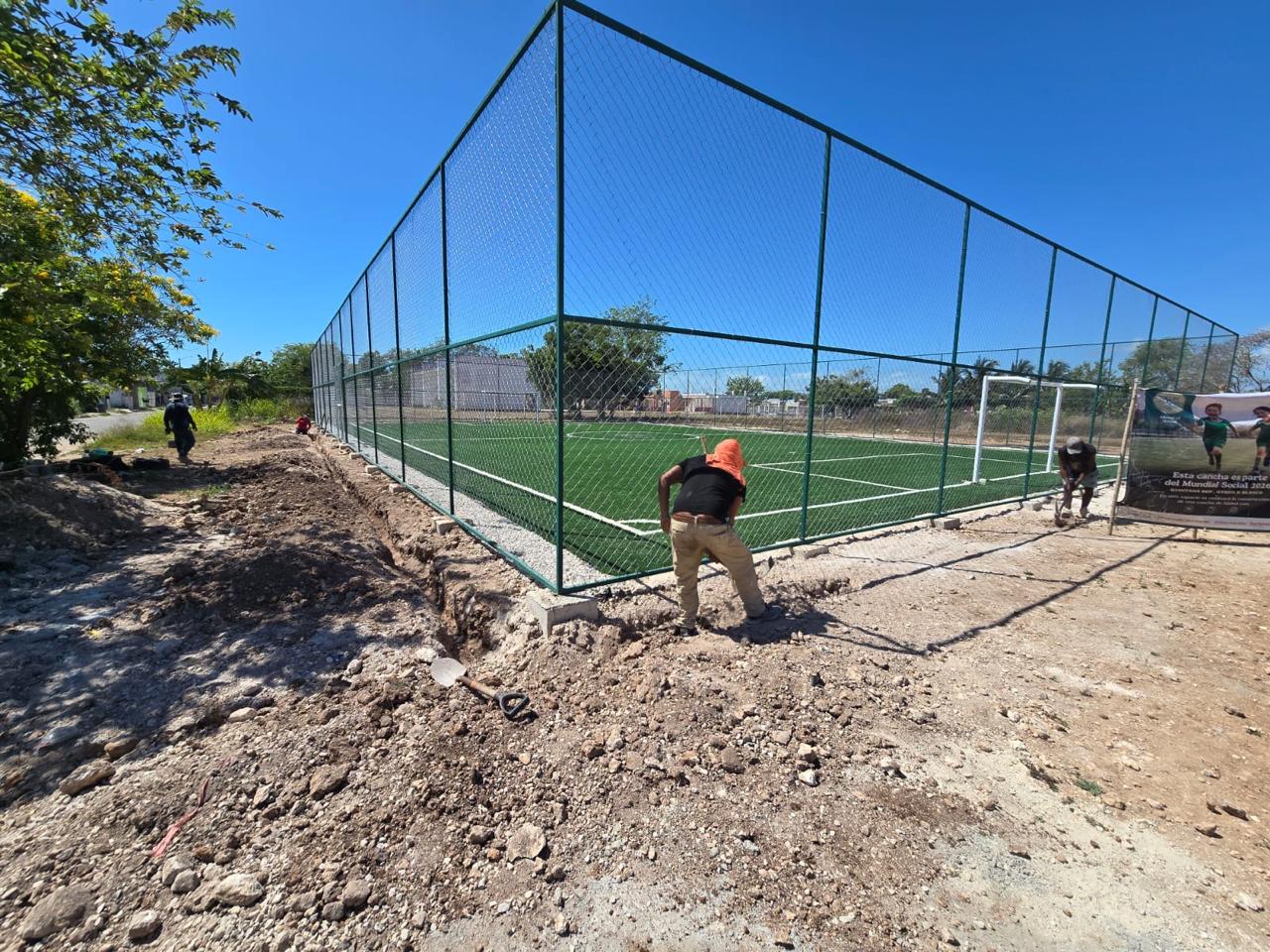 CONSTRUCCIÓN DE CANCHA DE FÚTBOL 5 EN EL FRACC. LAS AMÉRICAS 3 EN OTHÓN P. BLANCO