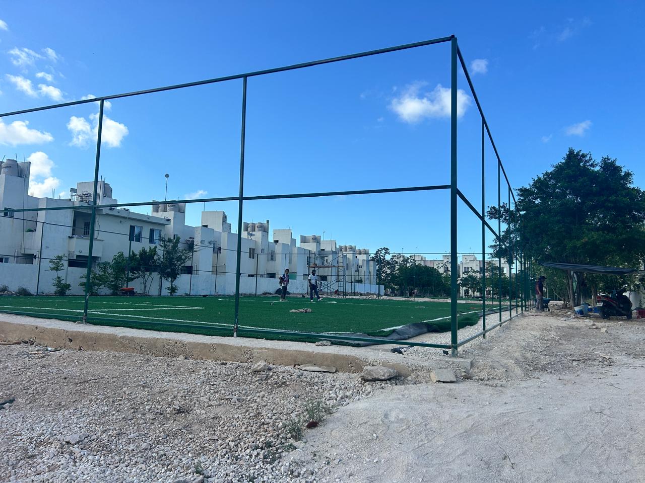 CONSTRUCCIÓN DE CANCHA DE FÚTBOL 5 EN LA CANCHA PATOS 1 EN PLAYA DEL CARMEN