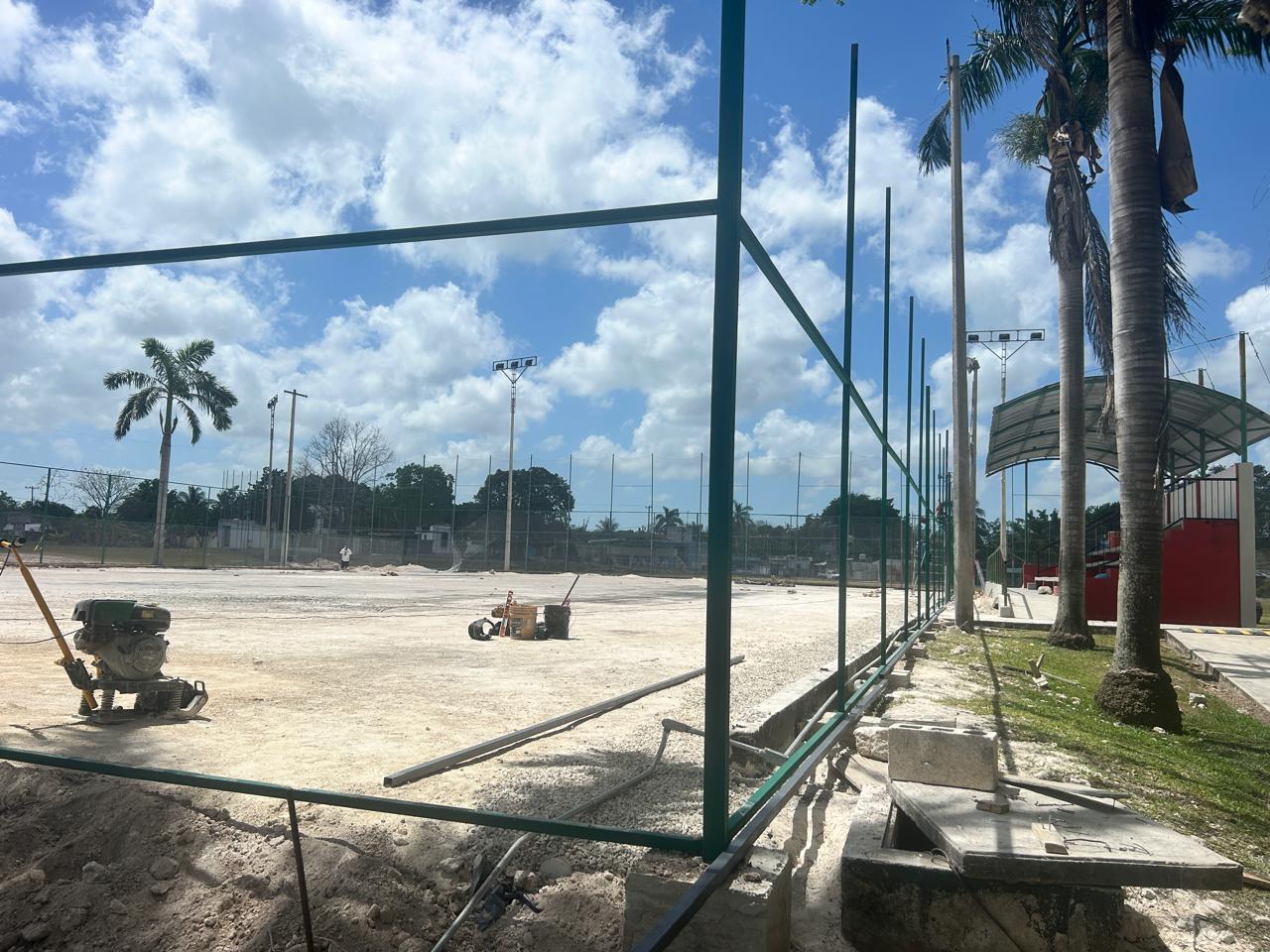 CONSTRUCCIÓN DE CANCHA DE FÚTBOL 7 EN LA UNIDAD DEPORTIVA SERAPIO FLOTA MASS EN BACALAR