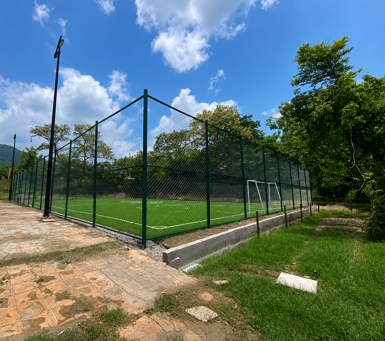 CONSTRUCCIÓN DE CANCHA DE FÚTBOL 5 EN UNIDAD DEPORTIVA EL DOMO EN AQUISMÓN
