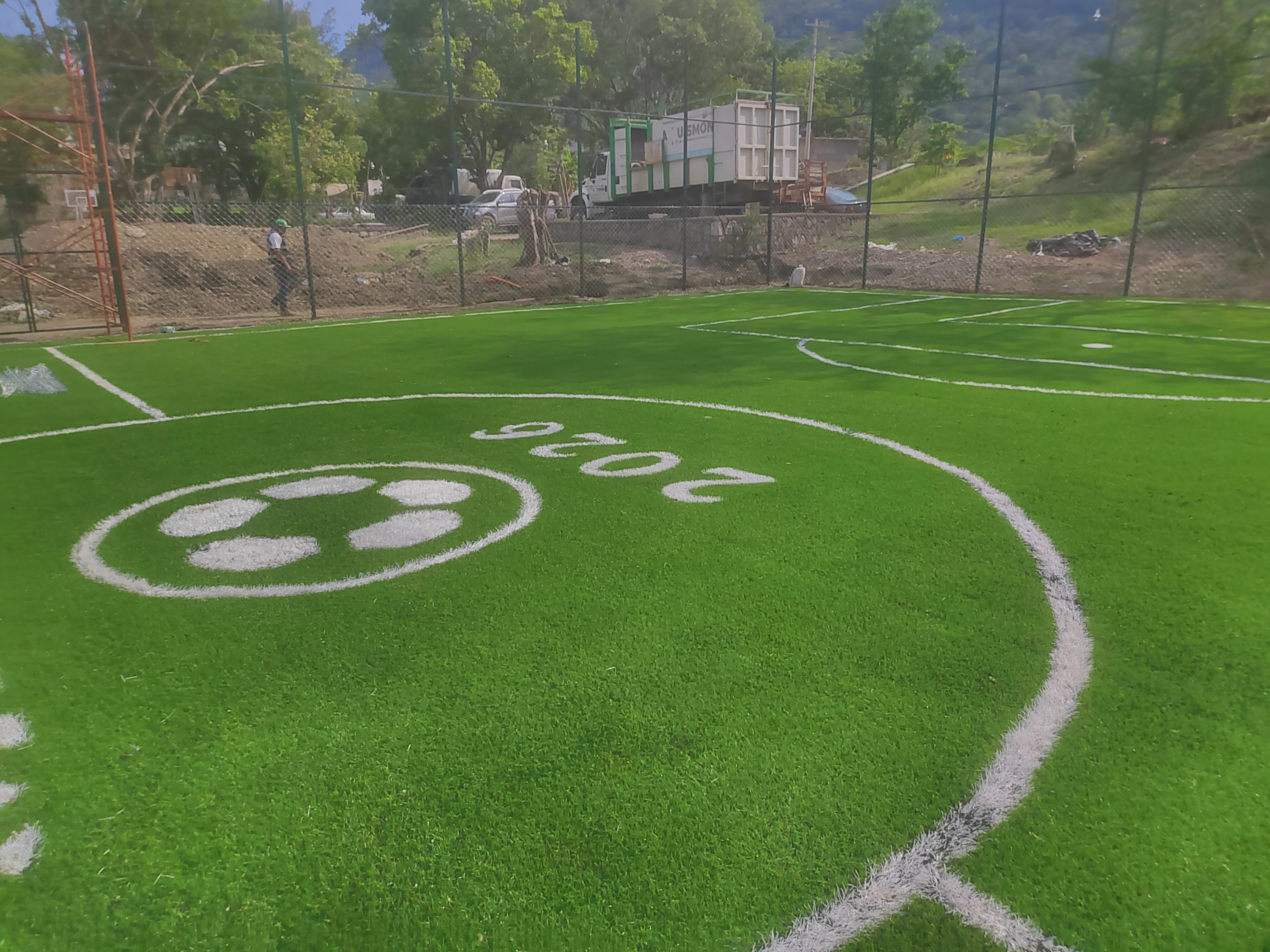 CONSTRUCCIÓN DE CANCHA DE FÚTBOL 5 EN UNIDAD DEPORTIVA EL DOMO EN AQUISMÓN