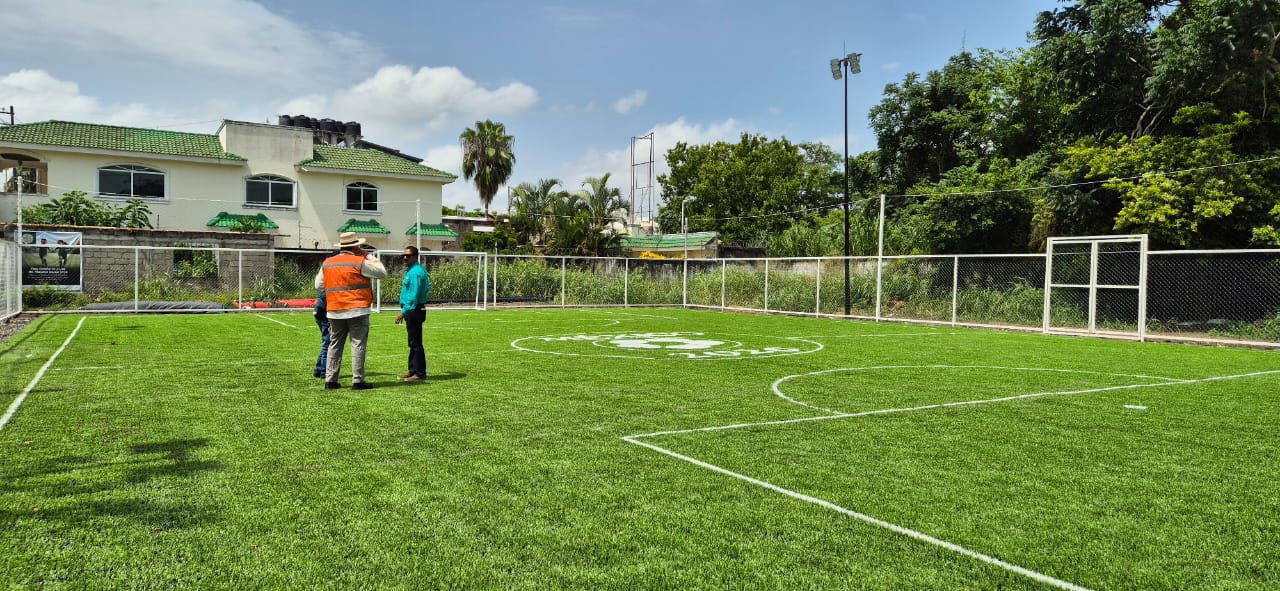 CONSTRUCCIÓN DE CANCHA DE FÚTBOL 5 EN CAMPO DEPORTIVO LAURELES EN POZA RICA