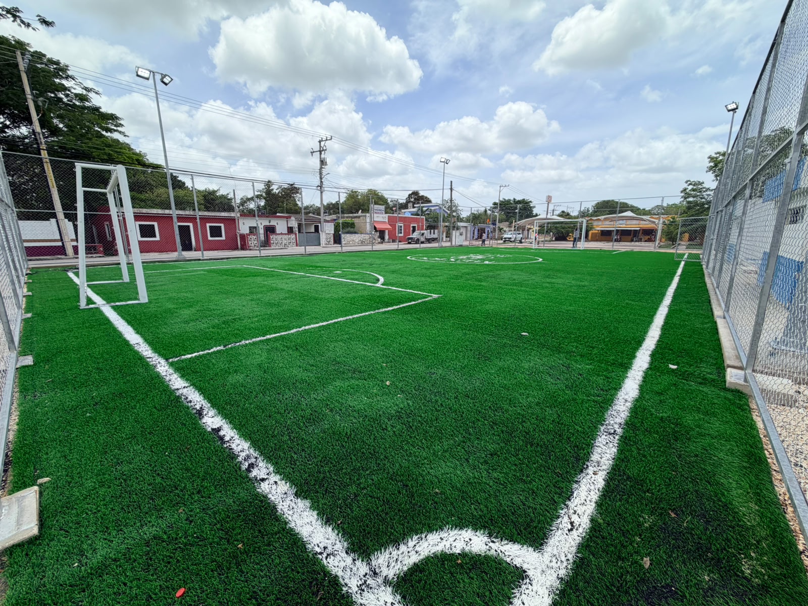 CONSTRUCCIÓN DE CANCHA DE FÚTBOL 5 EN EL CAMPO FÚTBOL CHICXULUB PUEBLO