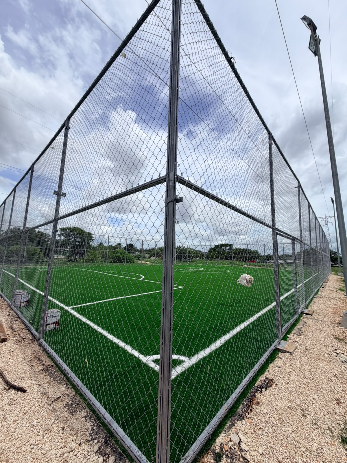 CONSTRUCCIÓN DE CANCHA DE FÚTBOL 5 EN EL TERRENO GO KARTS 1 PASEO HENEQUENES EN MÉRIDA