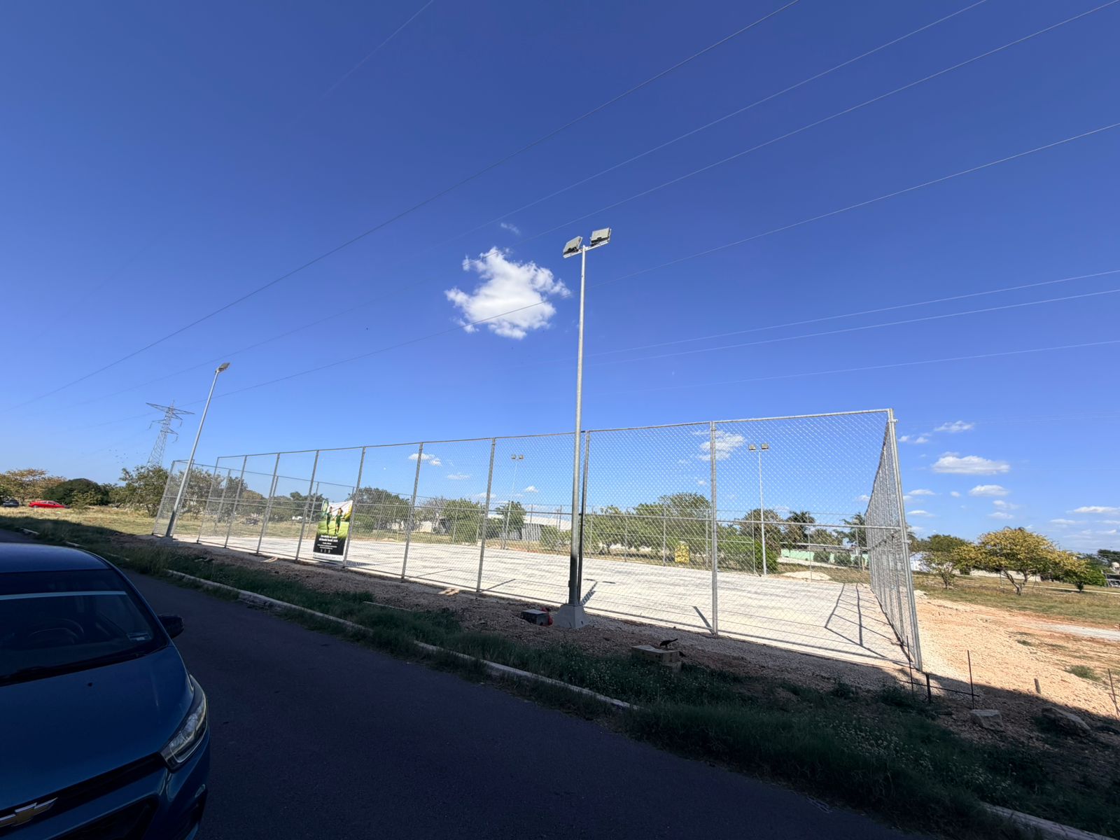 CONSTRUCCIÓN DE CANCHA DE FÚTBOL 5 EN EL TERRENO GO KARTS 1 PASEO HENEQUENES EN MÉRIDA