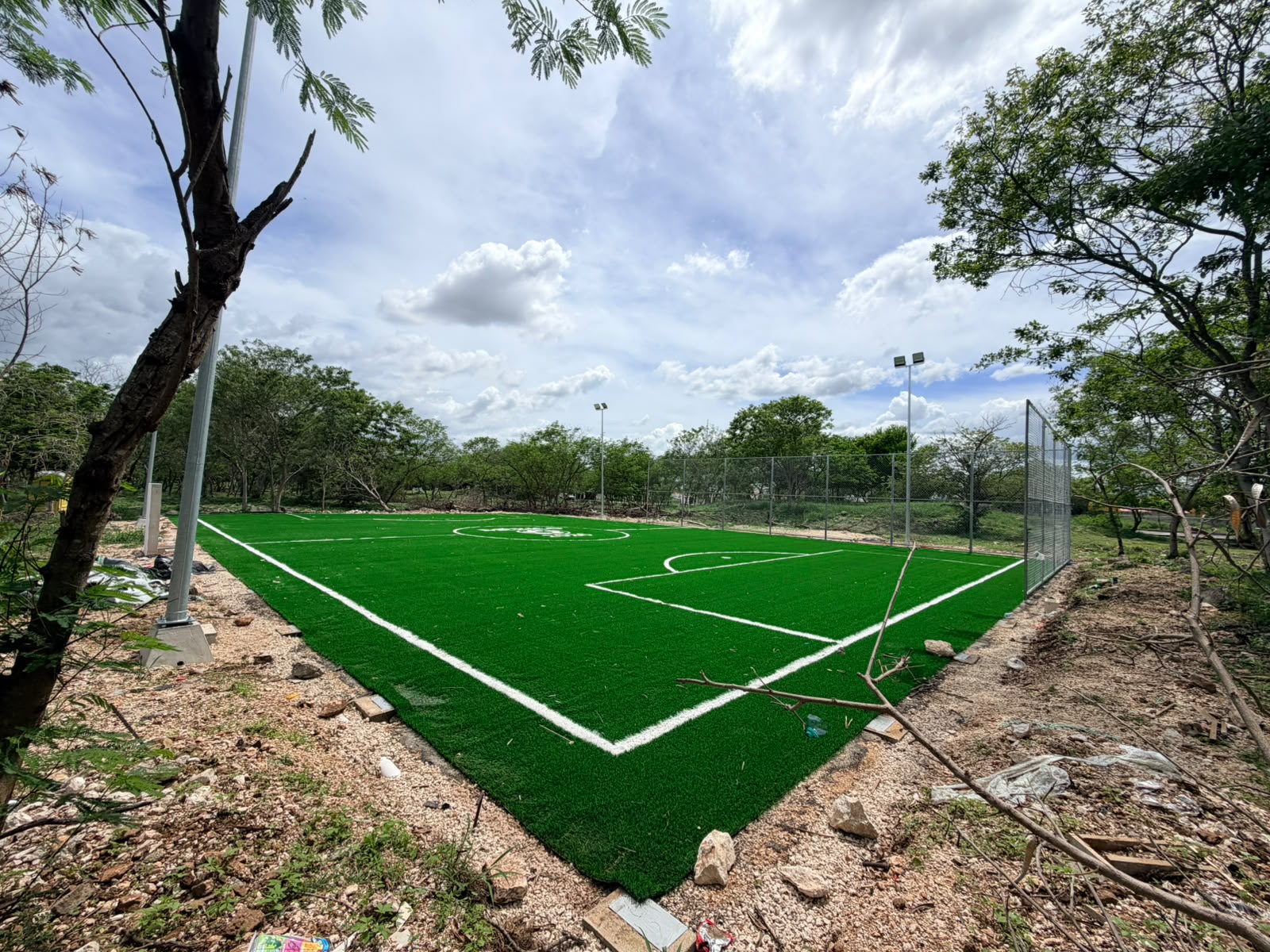 CONSTRUCCIÓN DE CANCHA DE FÚTBOL 5 EN EL PASEO VERDE MÓDULO DINOSAURIOS 1 EN MÉRIDA