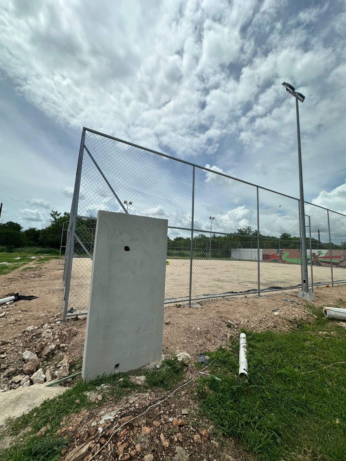 CONSTRUCCIÓN DE CANCHA DE FÚTBOL 5 EN LA UNIDAD DEPORTIVA Y CULTURAL OXKUTZCAB