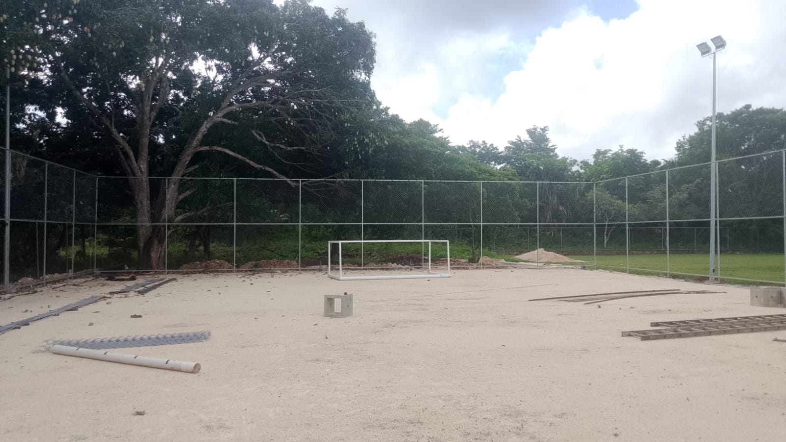 CONSTRUCCIÓN DE CANCHA DE FÚTBOL 5 EN EL CAMPO DEPORTIVO MIGUEL HIDALGO EN TZUCACAB